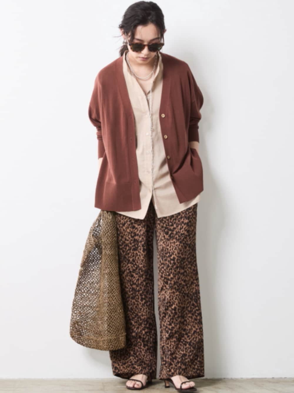 「大きいサイズレディースファッション、モデル、レギュラー、夏コーデ、きれいめカジュアル、CHIC STYLE、Brown、Cardigan、Leopard、Layered、Pattern」｜「CHIC STYLEのレオパードプリントパンツ＜大きいサイズ有＞シックスタイル（その他パンツ、ブラウン系）」を使った、nissen Smile Modelsさん（レディース・163cm）の春コーディネートの1枚目の写真