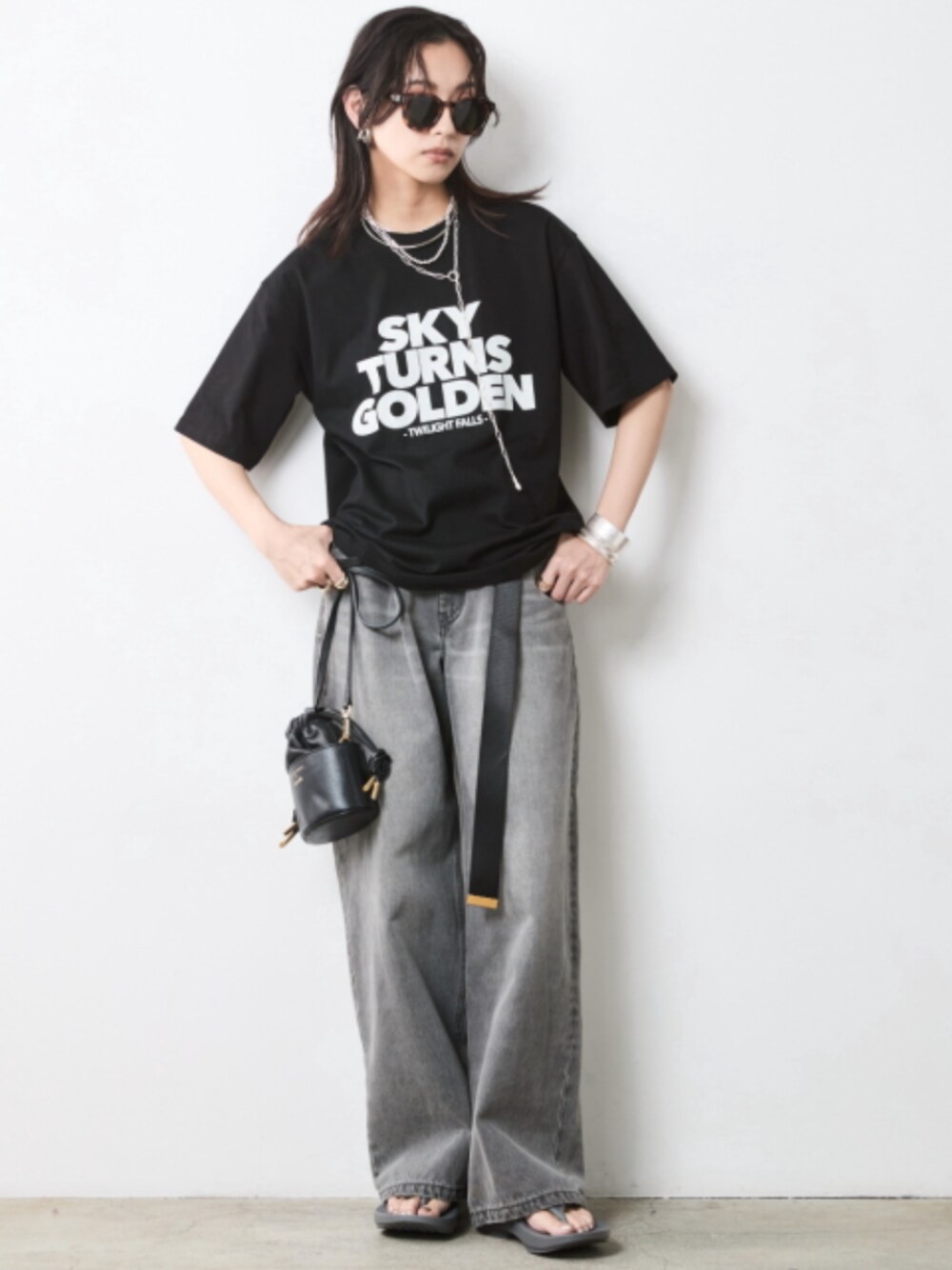 「大きいサイズレディースファッション、モデル、レギュラー、夏コーデ、きれいめカジュアル、CHIC STYLE、Gray×Black、Rough、T-shirt」｜「CHIC STYLEの大きいサイズ 綿100％タックバギーデニムパンツ シックスタイル（デニムパンツ、グレー系）」を使った、nissen Smile Modelsさん（レディース・163cm）の春コーディネートの1枚目の写真
