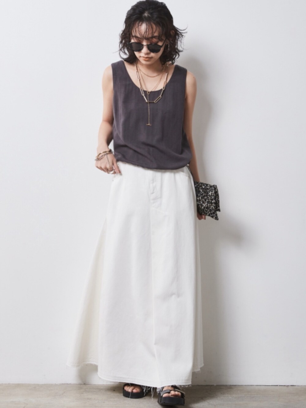 「モデル、skirt、キレイめ、きれいめカジュアル、夏コーデ、denim skirt、maxi skirt、レギュラー、大きいサイズレディースファッション、CHIC STYLE」｜「CHIC STYLEの大きいサイズ 綿100％デニムフレアマキシスカート シックスタイル（スカート、ホワイト系）」を使った、nissen Smile Modelsさん（レディース・163cm）の春コーディネートの1枚目の写真