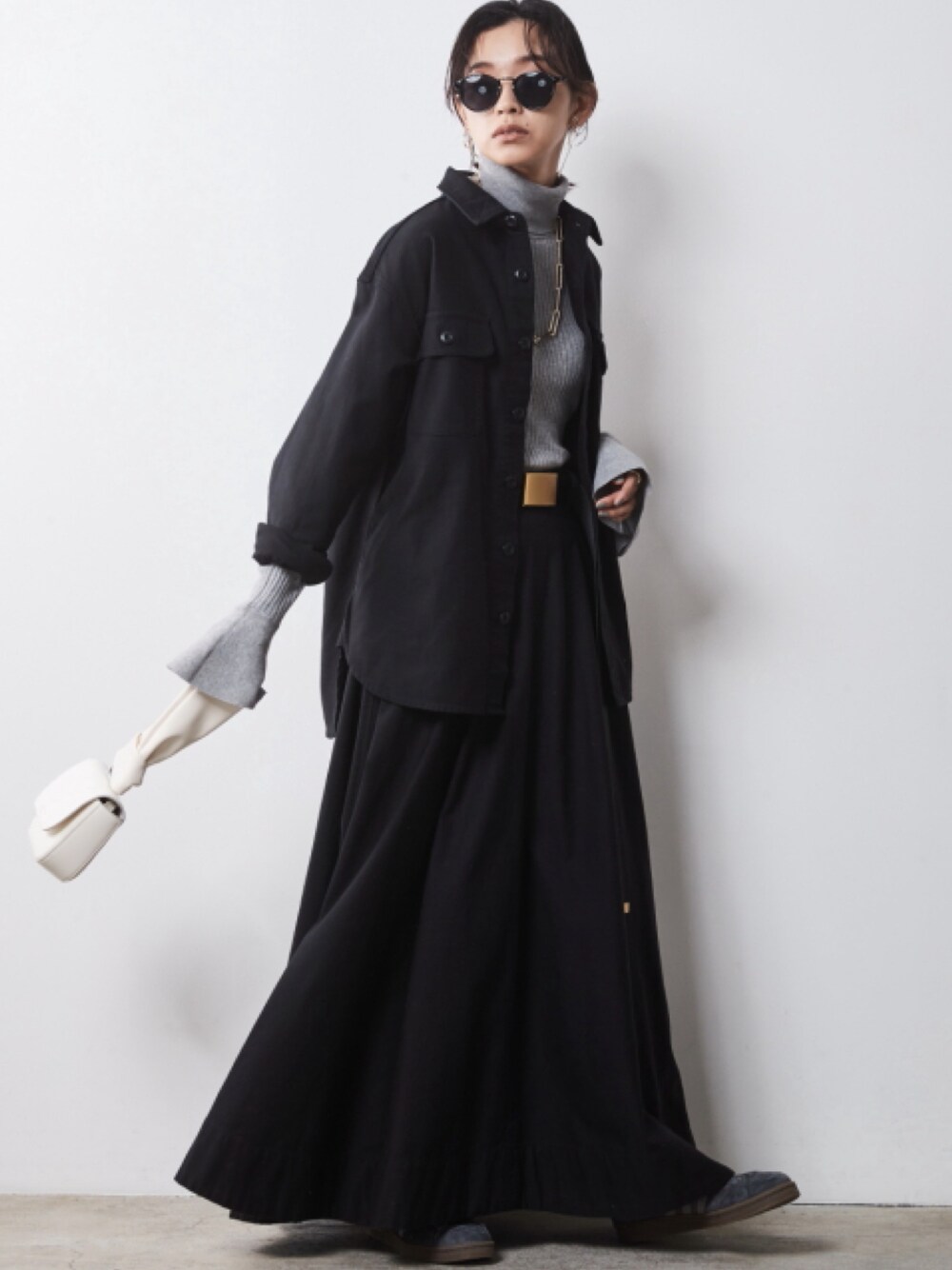 「大きいサイズレディースファッション、モデル、レギュラー、秋コーデ、CHIC STYLE、きれいめカジュアル、Layered、Skirt、Gray×Black、Knit、Set Up、Monotone、Black」｜「CHIC STYLEの大きいサイズ 綿100％バックサテンタックフレアマキシスカート シックスタイル（スカート、ブラック系）」を使った、nissen Smile Modelsさん（レディース・163cm）の夏コーディネートの1枚目の写真