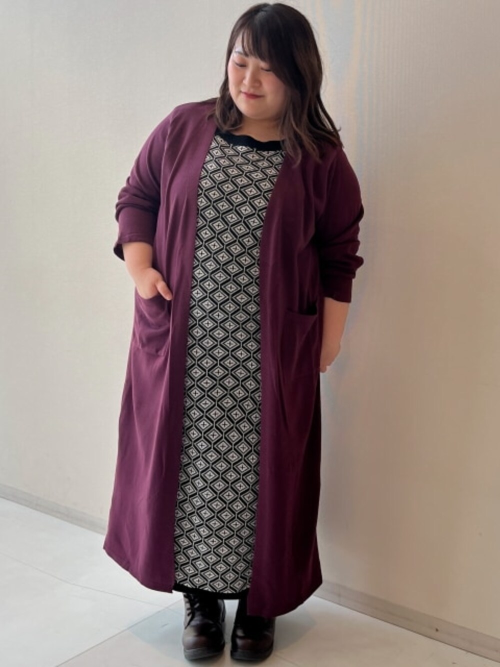 「大きいサイズレディースファッション、モデル、ぽっちゃり、冬コーデ、pattok、140cm台コーデ」｜「nissenの【ゆったり幅広】編上げショートブーツ（低反発中敷）（ワイズ４Ｅ）（ブーツ、ブラック系）」を使った、nissen Smile Modelsさん（レディース・149cm）の秋コーディネートの1枚目の写真