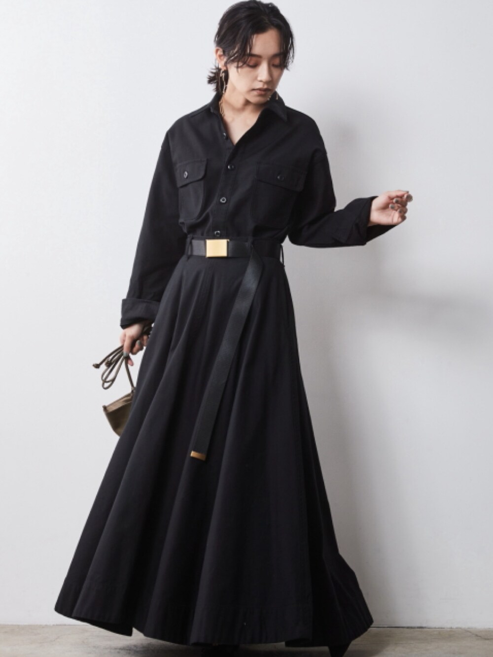 「大きいサイズレディースファッション、モデル、レギュラー、秋コーデ、CHIC STYLE、きれいめカジュアル、Set Up、Monotone、All Black、Maxi Skirt」｜「CHIC STYLEの大きいサイズ 綿100％バックサテンタックフレアマキシスカート シックスタイル（スカート、ブラック系）」を使った、nissen Smile Modelsさん（レディース・163cm）の夏コーディネートの1枚目の写真