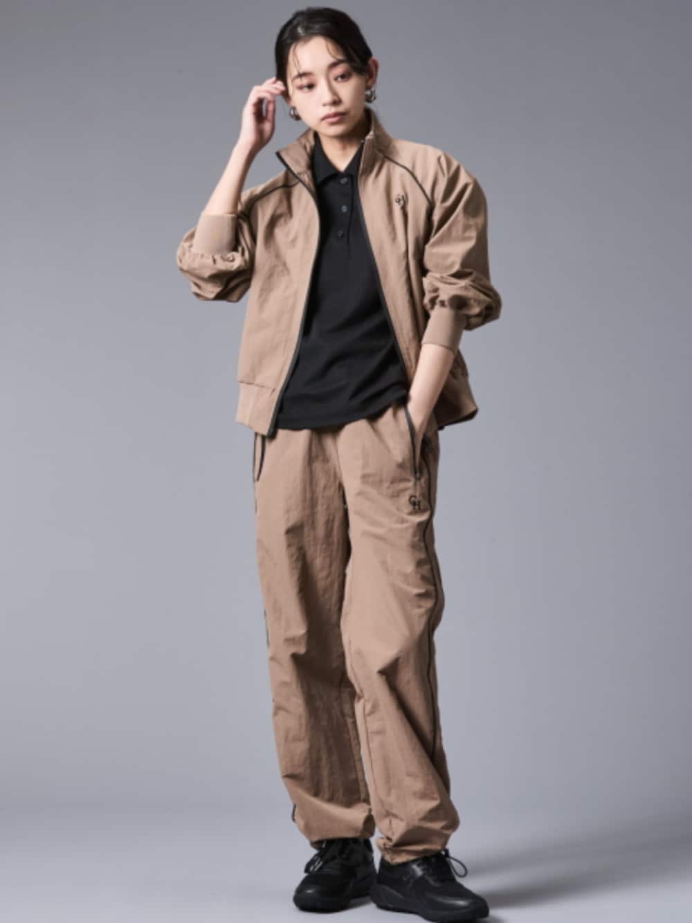 「大きいサイズレディースファッション、モデル、レギュラー、春コーデ、夏コーデ、CHIC STYLE、ゴルフ、GOLF」｜「CHIC STYLEの配色ラインラグランスリーブブルゾン＜大きいサイズ有＞シックスタイルゴルフ（ブルゾン、ブラウン系）」を使った、nissen Smile Modelsさん（レディース・163cm）の春コーディネートの1枚目の写真