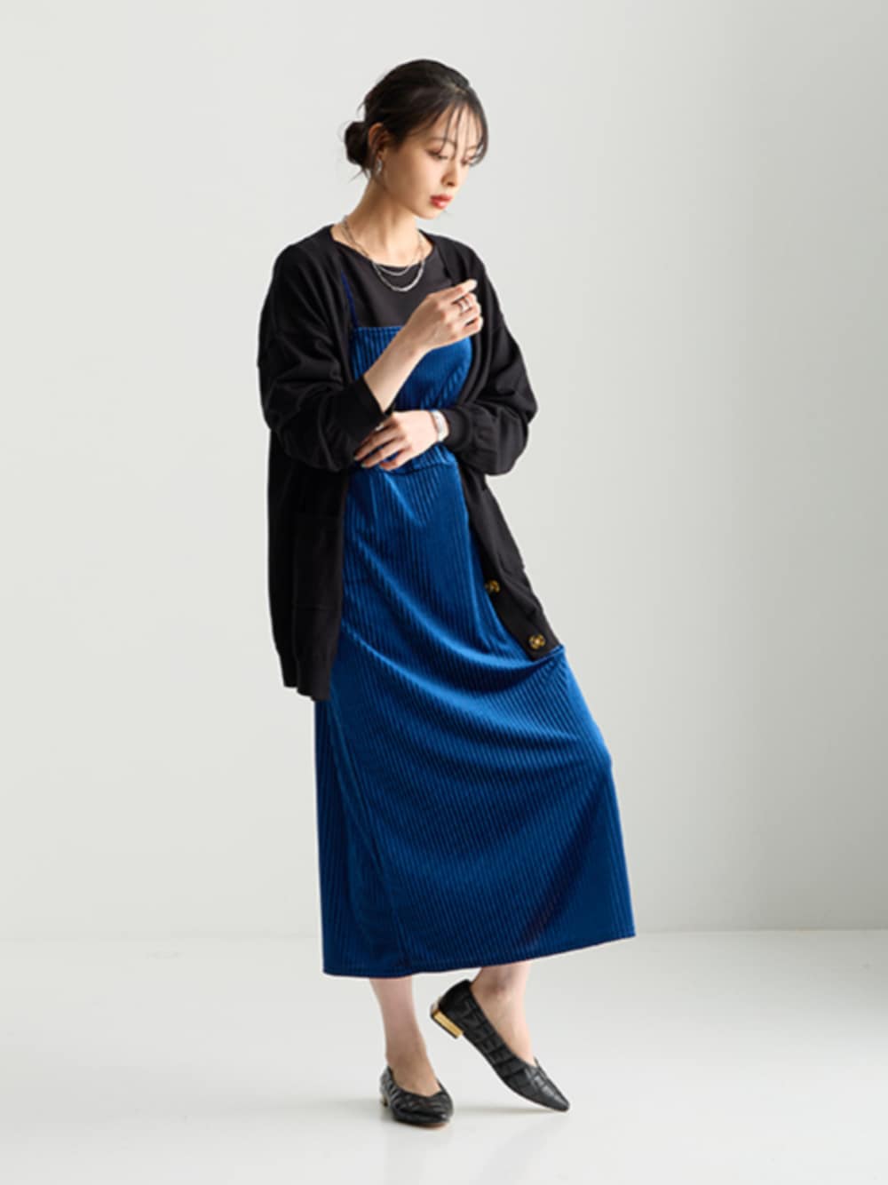 ブラック系のカーディガン/ボレロ、ブラック系のTシャツ/カットソー、ブルー系のワンピースを着用したレディースの秋コーディネートの1枚目の写真