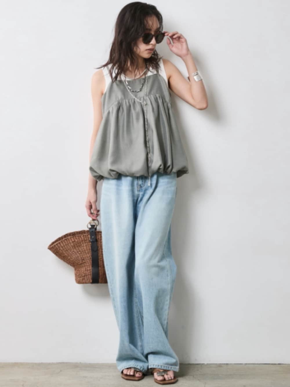 「大きいサイズレディースファッション、モデル、レギュラー、夏コーデ、きれいめカジュアル、CHIC STYLE、Denim、Layered」｜「CHIC STYLEの大きいサイズ 綿100％タックバギーデニムパンツ シックスタイル（デニムパンツ、ブルー系）」を使った、nissen Smile Modelsさん（レディース・163cm）の春コーディネートの1枚目の写真