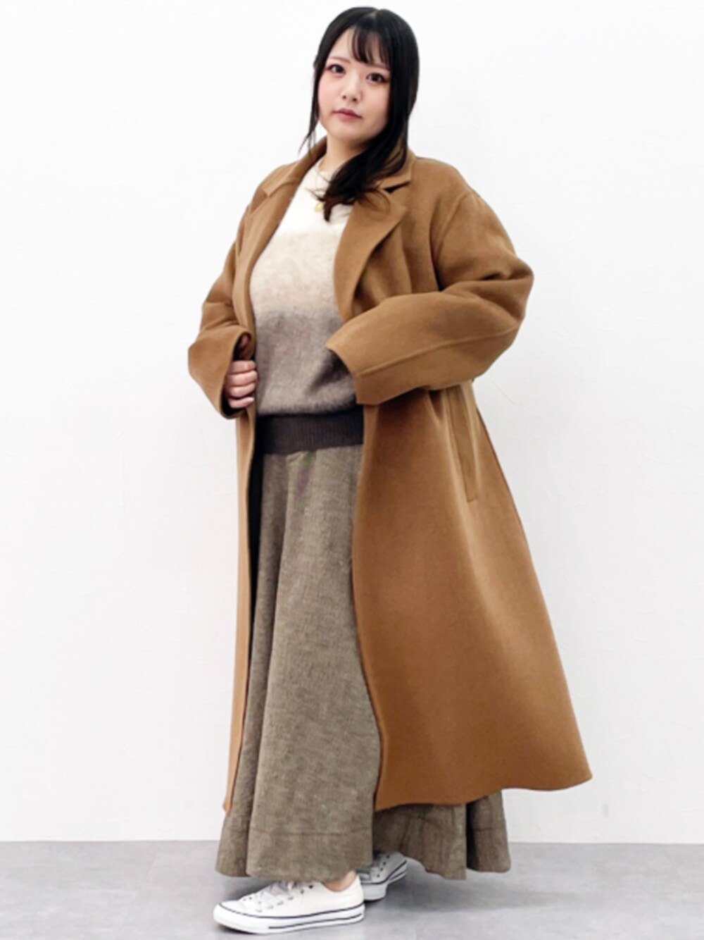 「大きいサイズレディースファッション、モデル、ぽっちゃり、CHIC STYLE、150cm台コーデ」｜「CHIC STYLEの大きいサイズリバー仕立てテーラードロングコートシックスタイル（その他アウター、ブラウン系）」を使った、nissen Smile Modelsさん（レディース・157cm）の秋コーディネートの1枚目の写真