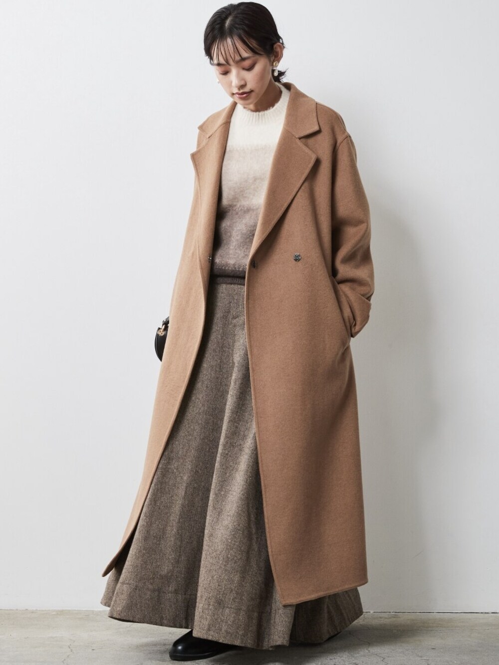 「大きいサイズレディースファッション、モデル、レギュラー、CHIC STYLE」｜「CHIC STYLEの大きいサイズリバー仕立てテーラードロングコートシックスタイル（その他アウター、ブラウン系）」を使った、nissen Smile Modelsさん（レディース・163cm）の秋コーディネートの1枚目の写真