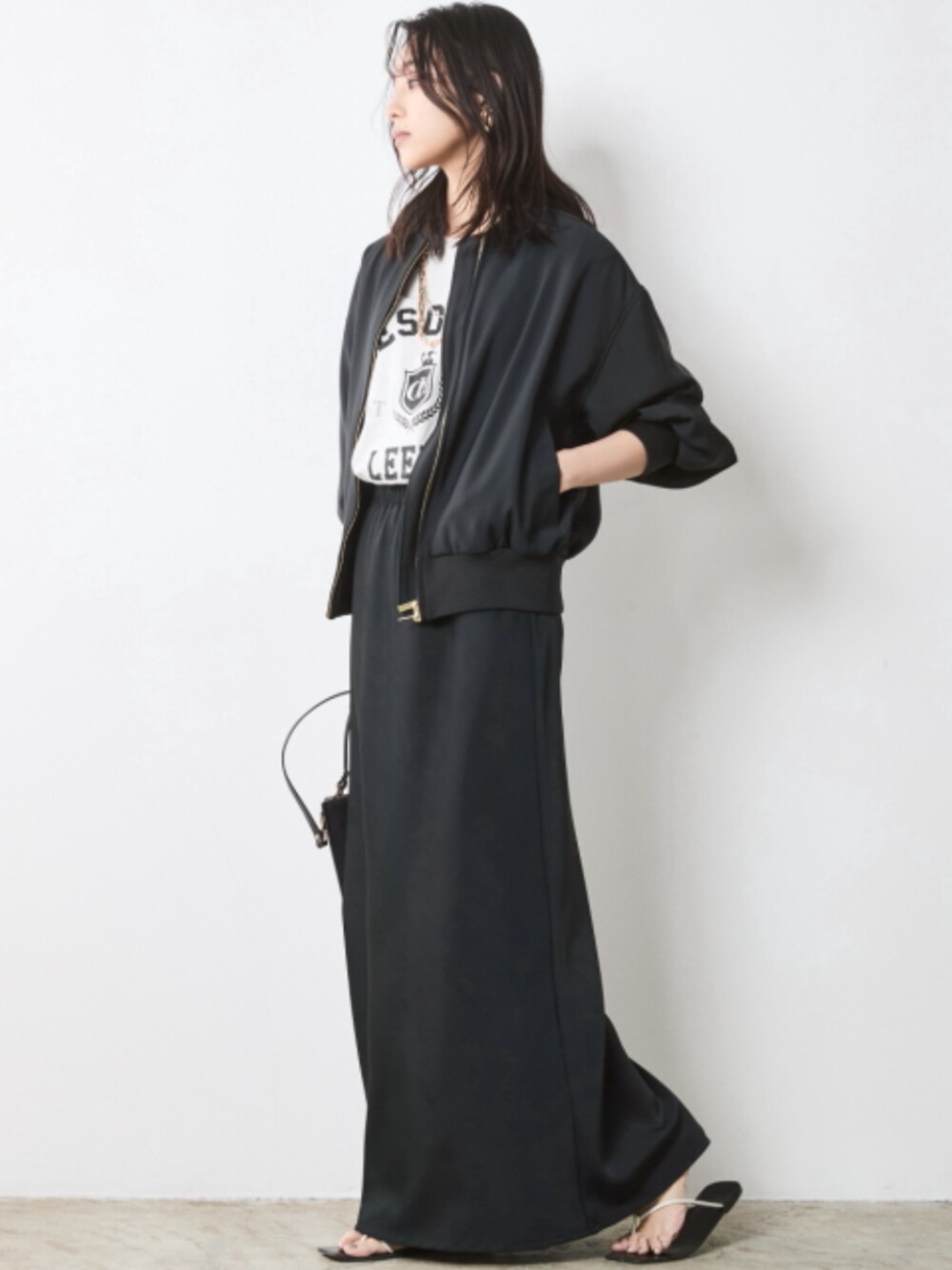 「大きいサイズレディースファッション、モデル、レギュラー、春コーデ、夏コーデ、きれいめカジュアル、CHIC STYLE、White×Black、T-shirt、Set Up」｜「CHIC STYLEのソフトブルゾン＜大きいサイズ有＞シックスタイル（ブルゾン、ブラック系）」を使った、nissen Smile Modelsさん（レディース・163cm）の春コーディネートの1枚目の写真