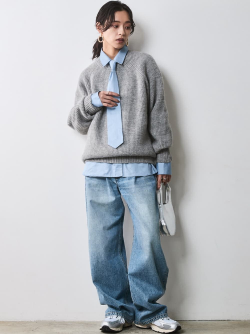 「大きいサイズレディースファッション、モデル、レギュラー、CHIC STYLE、冬コーデ、きれいめカジュアル、Gray×Blue、Layered、The Denim、Knit」｜「CHIC STYLEの大きいサイズ 綿100％タックバギーデニムパンツ シックスタイル（デニムパンツ、ブルー系）」を使った、nissen Smile Modelsさん（レディース・163cm）の秋コーディネートの1枚目の写真
