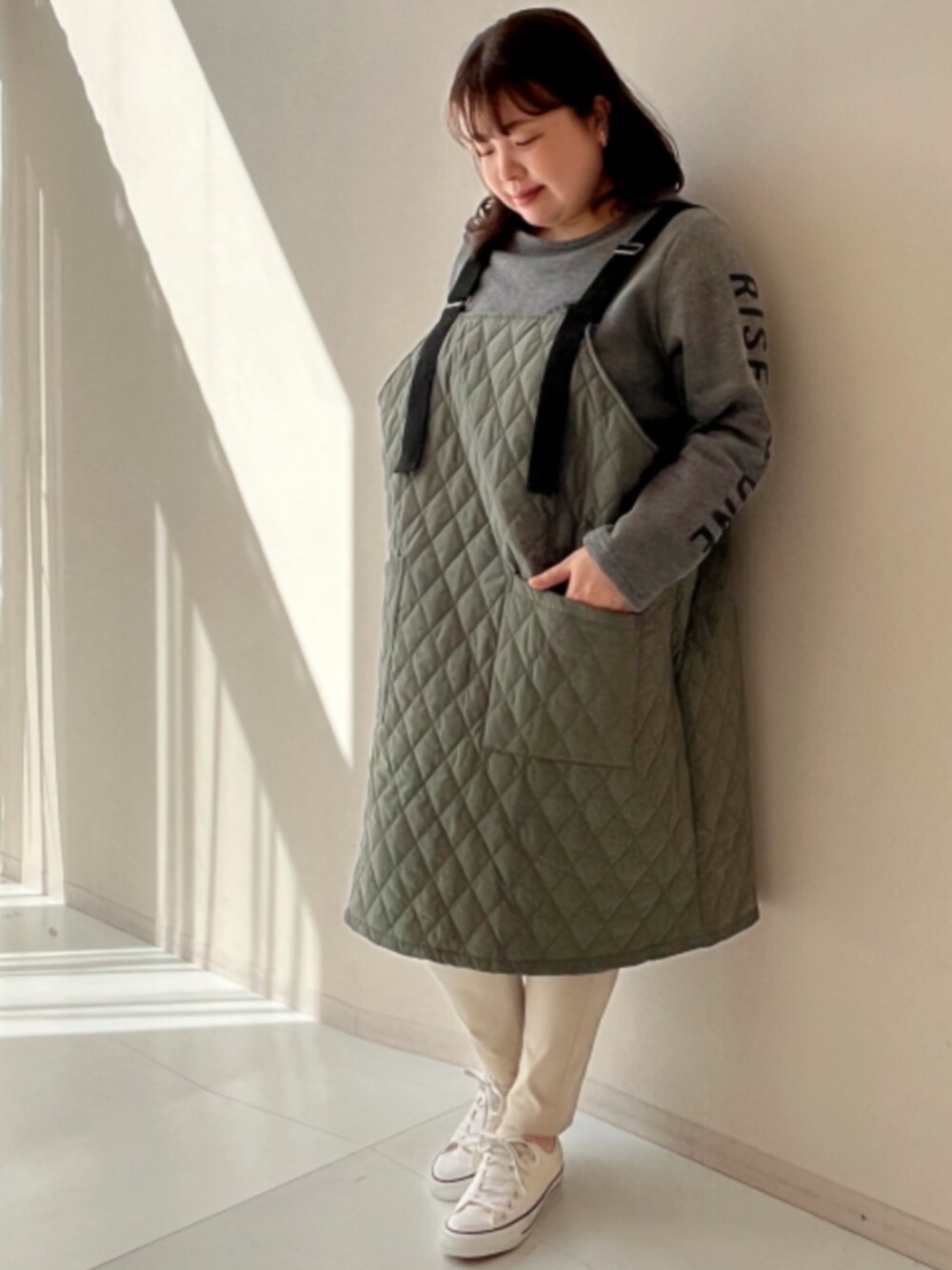 「大きいサイズレディースファッション、モデル、ぽっちゃり、冬コーデ、sorerte、pattok、150cm台コーデ」｜「nissenの大きいサイズ トリプルストレッチニットツイルスキニーパンツ（ゆったり太もも）（選べる２レングス）（パンツ、ベージュ系）」を使った、nissen Smile Modelsさん（レディース・158cm）の秋コーディネートの1枚目の写真