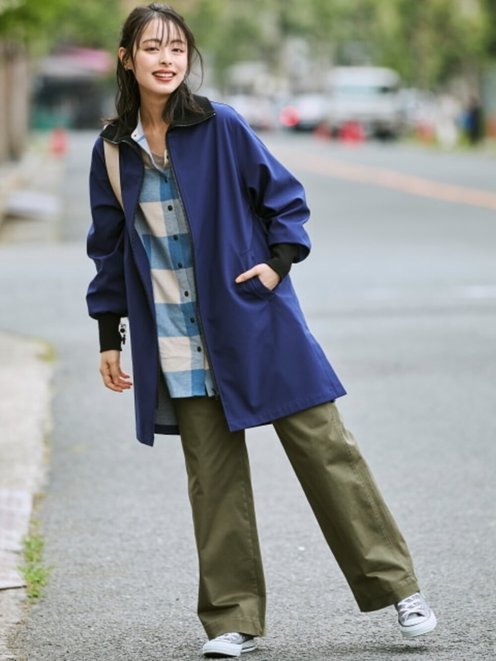 グリーン系のチノパンツ、ブルー系のジャケット/アウター、ブルー系のシャツ/ブラウスを着用したレディースの秋コーディネートの1枚目の写真