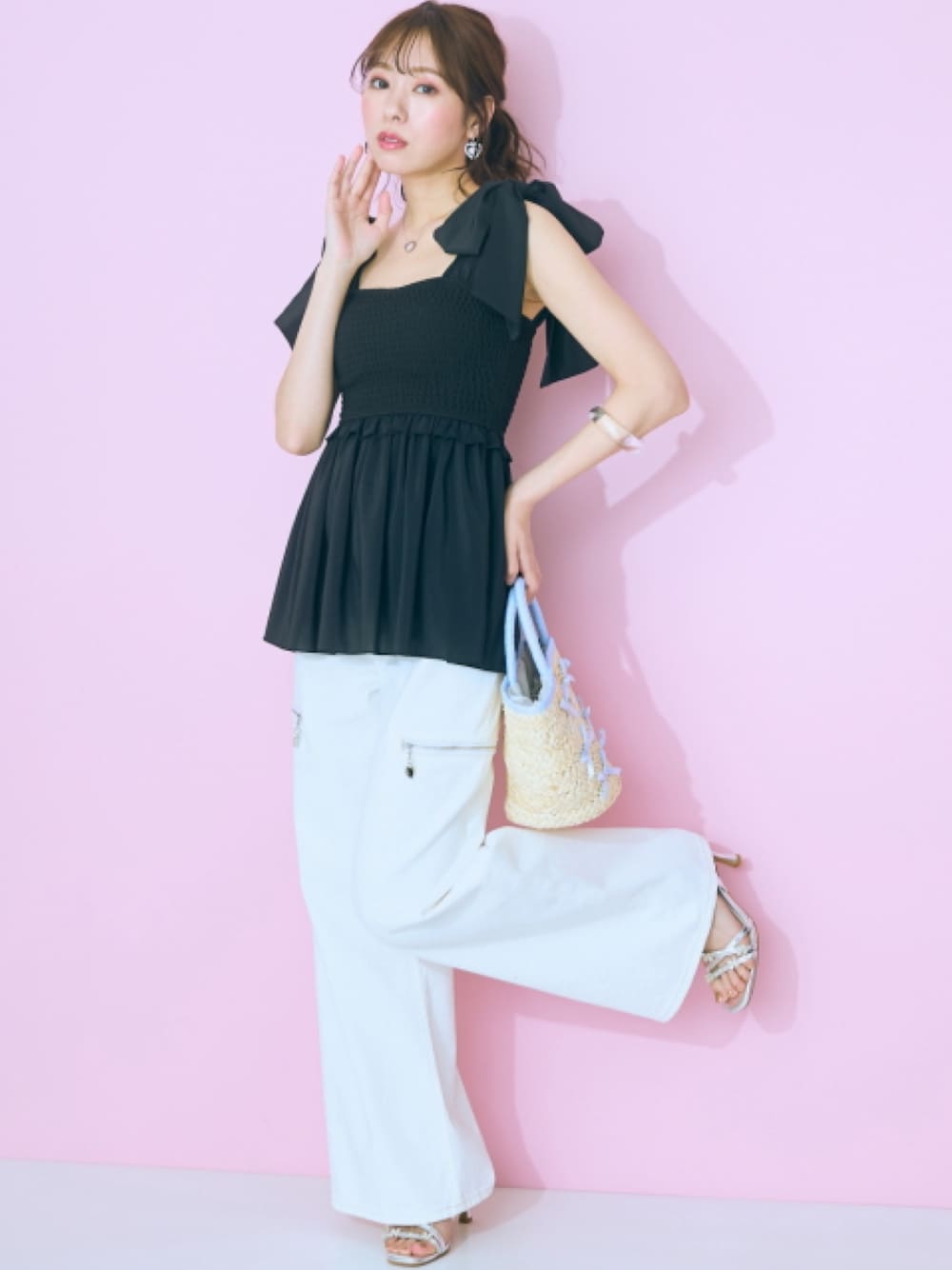 「大きいサイズレディースファッション、モデル、レギュラー、marun、夏コーデ、かわいい」｜「nissenの大きいサイズ サイドスリットワイドパンツ marun（パンツ、ホワイト系）」を使った、nissen Smile Modelsさん（レディース・162cm）の春コーディネートの1枚目の写真