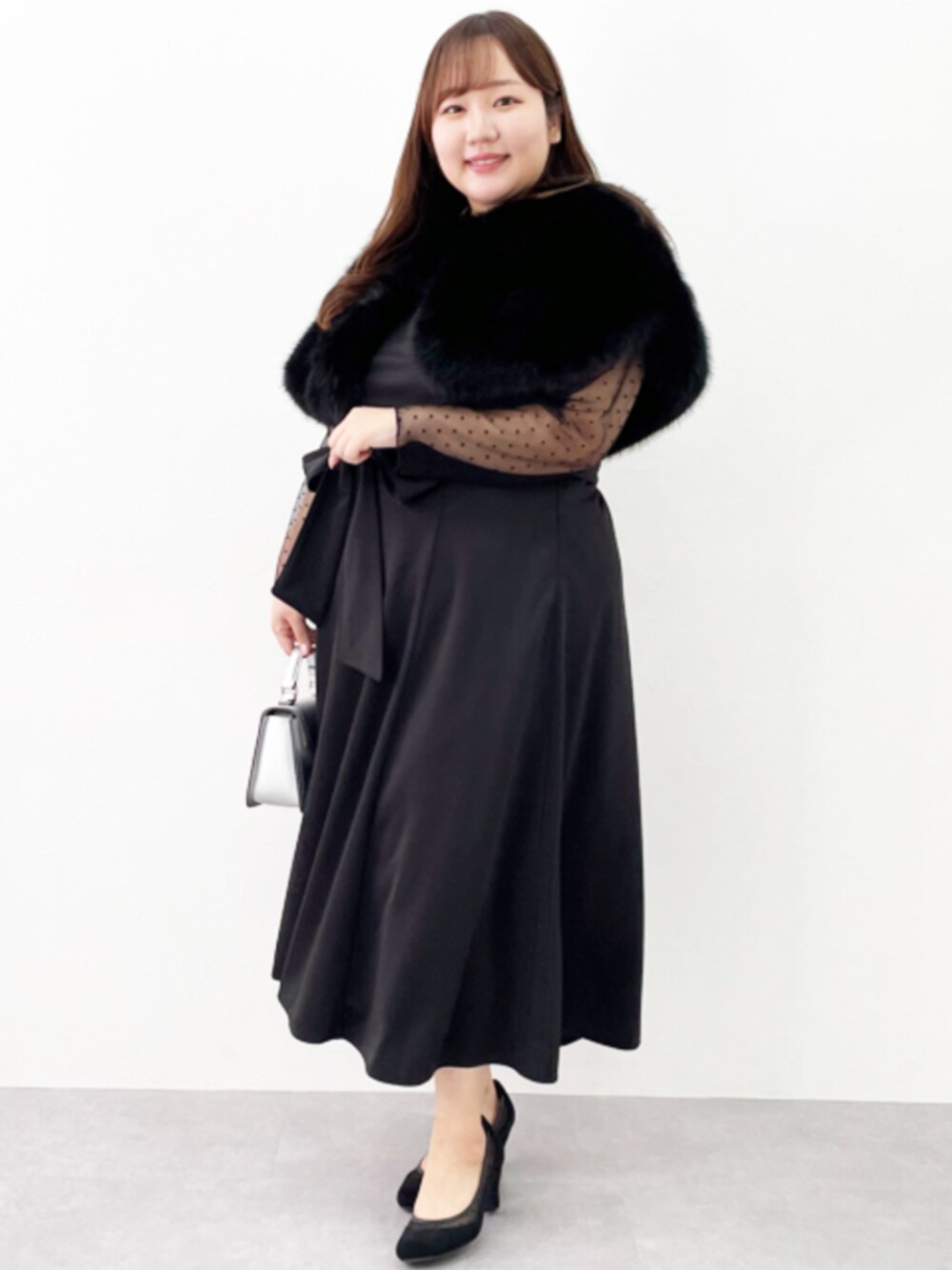 「大きいサイズレディースファッション、モデル、ぽっちゃり、marun、150cm台コーデ、冬コーデ、クリスマスに着たい服」｜「nissenの大きいサイズ  フェイクファーボレロ marun（ポンチョ、ブラック系）」を使った、nissen Smile Modelsさん（レディース・158cm）の冬コーディネートの1枚目の写真