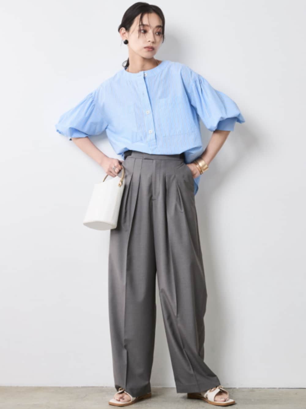 「モデル、blue、きれいめカジュアル、stripe、夏コーデ、Shirt、レギュラー、大きいサイズレディースファッション、CHIC STYLE」｜「CHIC STYLEの綿100％袖口リブアウトポケットブラウス＜大きいサイズ有＞シックスタイル（シャツ/ブラウス、ブルー系）」を使った、nissen Smile Modelsさん（レディース・163cm）の春コーディネートの1枚目の写真