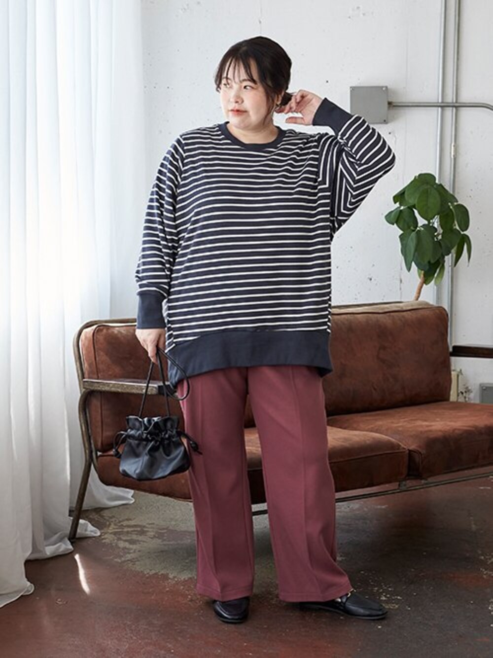 「大きいサイズレディースファッション、モデル、ぽっちゃり、150cm台コーデ」｜「nissenの【ゆったり幅広】デザインビット付ローファーパンプス（低反発中敷）（ワイズ４Ｅ）（ローファー、ブラック系）」を使った、nissen Smile Modelsさん（レディース・158cm）の秋コーディネートの1枚目の写真