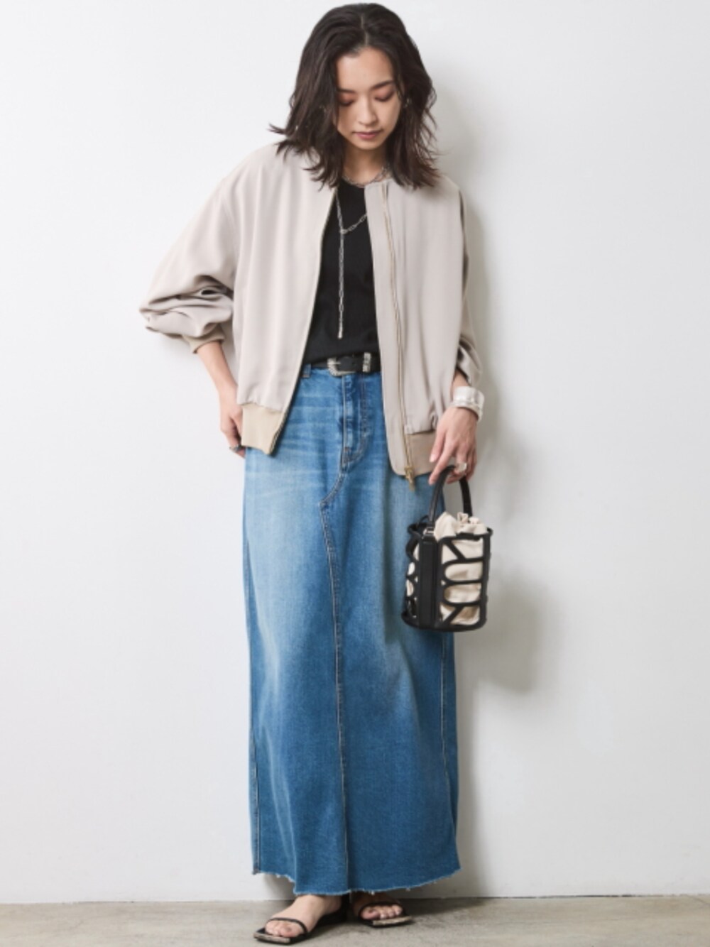 「大きいサイズレディースファッション、モデル、レギュラー、夏コーデ、春コーデ、きれいめカジュアル、CHIC STYLE、Denim Skirt、Outer」｜「CHIC STYLEのライトオンスデニムロングスカート ＜大きいサイズ有＞シックスタイル（デニムスカート、ブルー系）」を使った、nissen Smile Modelsさん（レディース・163cm）の春コーディネートの1枚目の写真