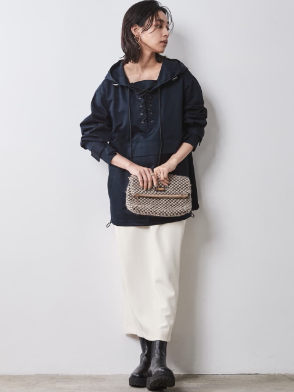 「大きいサイズレディースファッション、モデル、レギュラー、CHIC STYLE、きれいめカジュアル、秋コーデ、Skirt、hoodie」｜「CHIC STYLEの大きいサイズ 綿100％レースアップアノラックパーカー シックスタイル（パーカー、ブルー系）」を使った、nissen Smile Modelsさん（レディース・163cm）の夏コーディネートの1枚目の写真