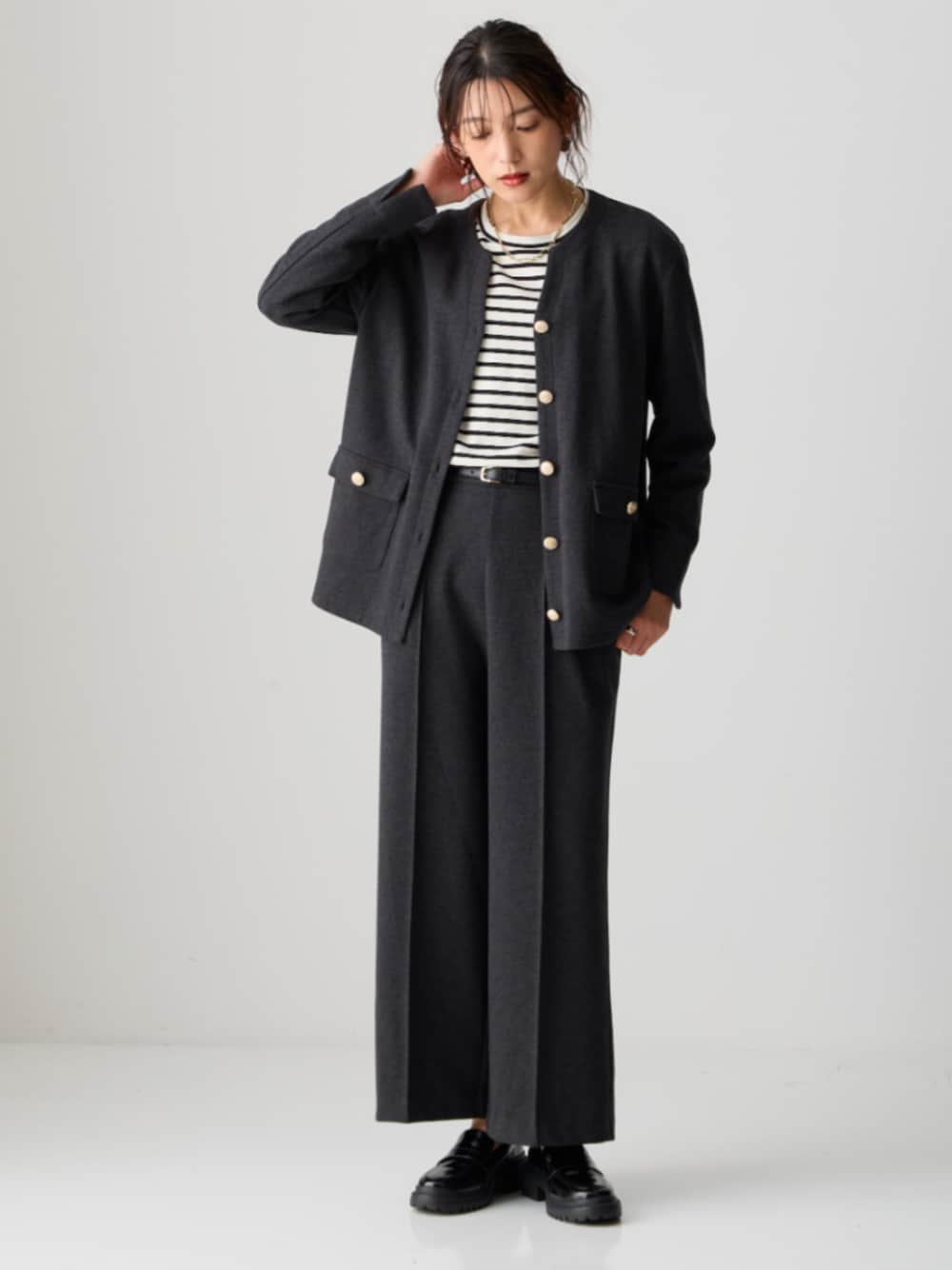 ブルー系のパンツ、グレー系のジャケット/アウターを着用したレディースの秋コーディネートの1枚目の写真