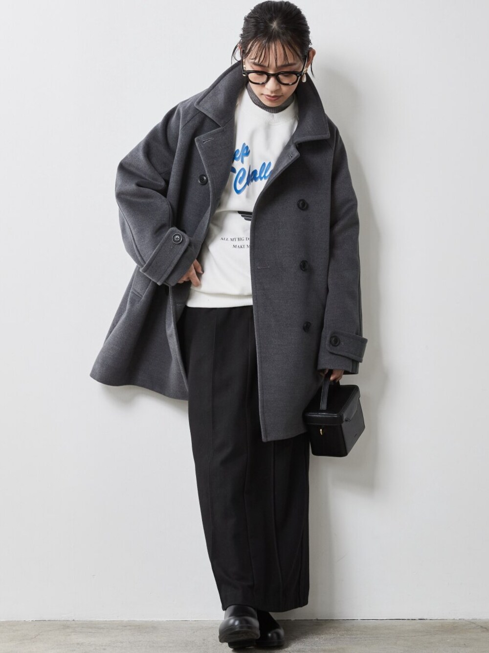 「大きいサイズレディースファッション、モデル、レギュラー、CHIC STYLE」｜「CHIC STYLEの大きいサイズミドル丈ピーコートシックスタイル（ピーコート、グレー系）」を使った、nissen Smile Modelsさん（レディース・163cm）の秋コーディネートの1枚目の写真