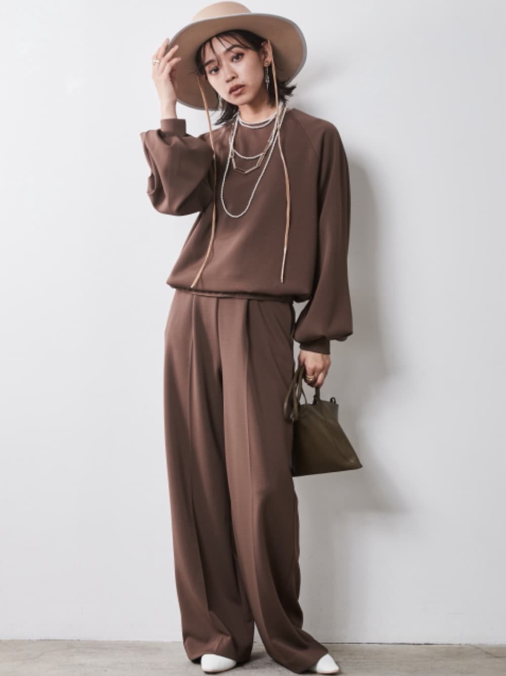 「大きいサイズレディースファッション、モデル、レギュラー、秋コーデ、CHIC STYLE、きれいめカジュアル、Brown、Rough、Set Up」｜「CHIC STYLEの大きいサイズ ダブルジャージハイウエストパンツ シックスタイル（スラックス、ブラウン系）」を使った、nissen Smile Modelsさん（レディース・163cm）の夏コーディネートの1枚目の写真