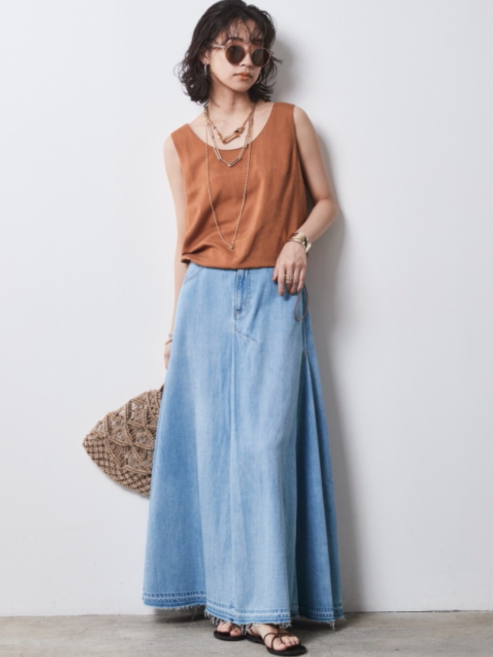 「モデル、skirt、キレイめ、きれいめカジュアル、夏コーデ、denim skirt、maxi skirt、レギュラー、大きいサイズレディースファッション、CHIC STYLE」｜「CHIC STYLEの大きいサイズ 綿100％デニムフレアマキシスカート シックスタイル（スカート、ブルー系）」を使った、nissen Smile Modelsさん（レディース・163cm）の春コーディネートの1枚目の写真