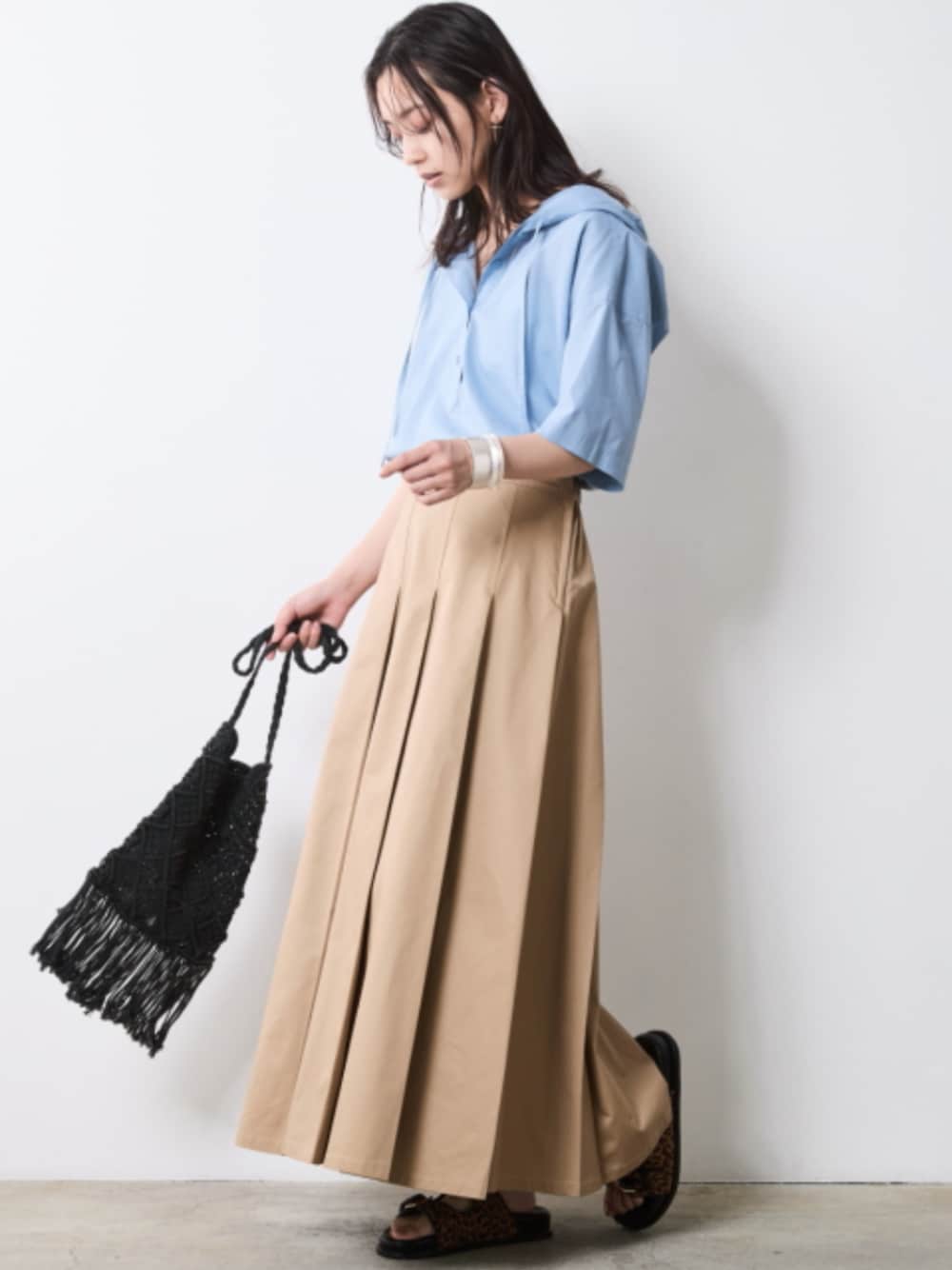 「モデル、skirt、hoodie、きれいめカジュアル、夏コーデ、Shirt、beige、レギュラー、大きいサイズレディースファッション、CHIC STYLE」｜「CHIC STYLEのタックロングスカート＜大きいサイズ有＞シックスタイル（スカート、ブラウン系）」を使った、nissen Smile Modelsさん（レディース・163cm）の夏コーディネートの1枚目の写真