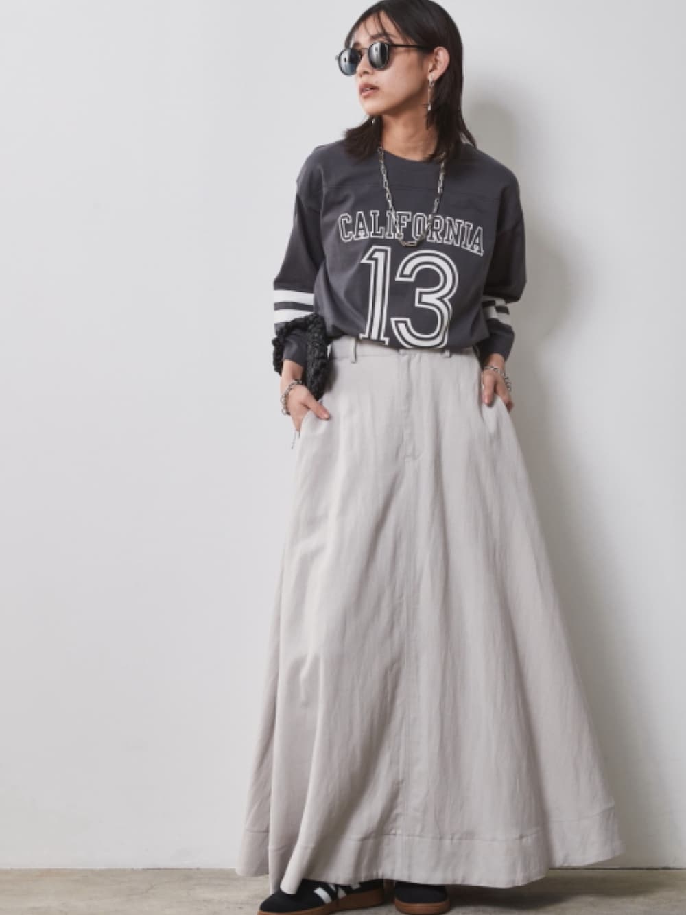 「大きいサイズレディースファッション、モデル、レギュラー、CHIC STYLE、春コーデ、キレイめ、きれいめカジュアル」｜「CHIC STYLEの大きいサイズ 綿100％7分袖フットボールＴシャツ シックスタイル（Tシャツ/カットソー、グレー系）」を使った、nissen Smile Modelsさん（レディース・163cm）の春コーディネートの1枚目の写真