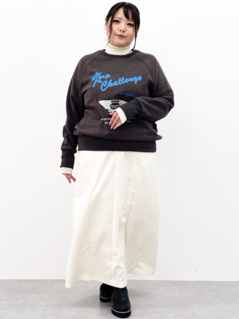 「大きいサイズレディースファッション、モデル、ぽっちゃり、CHIC STYLE、150cm台コーデ」｜「CHIC STYLEの大きいサイズロゴプリント裏起毛トレーナーシックスタイル（スウェット、ブラウン系）」を使った、nissen Smile Modelsさん（レディース・157cm）の秋コーディネートの1枚目の写真
