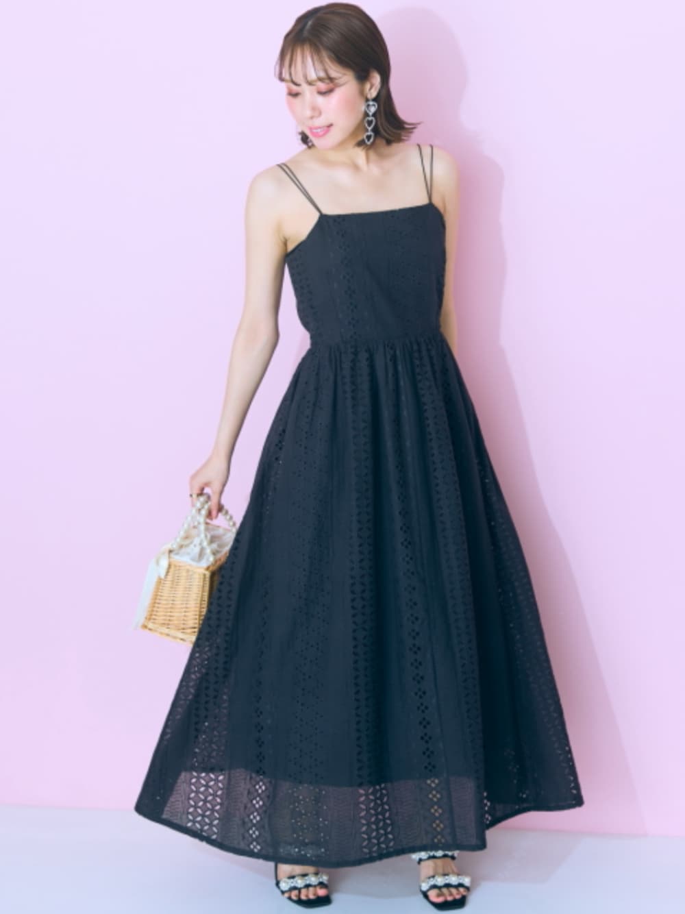 「大きいサイズレディースファッション、モデル、レギュラー、marun、夏コーデ、かわいい」｜「marunの大きいサイズ アイレットレースキャミソールワンピース marun（ワンピース、ブラック系）」を使った、nissen Smile Modelsさん（レディース・162cm）の夏コーディネートの1枚目の写真