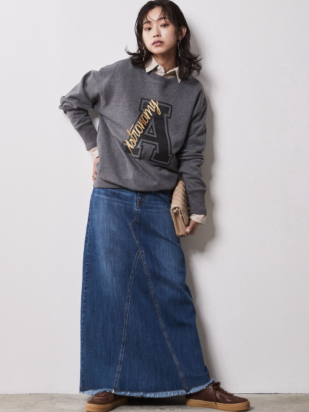 「大きいサイズレディースファッション、モデル、レギュラー、CHIC STYLE、春コーデ」｜「nissenの大きいサイズ 製品染シャツ シックスタイル（シャツ/ブラウス、ベージュ系）」を使った、nissen Smile Modelsさん（レディース・163cm）の冬コーディネートの1枚目の写真
