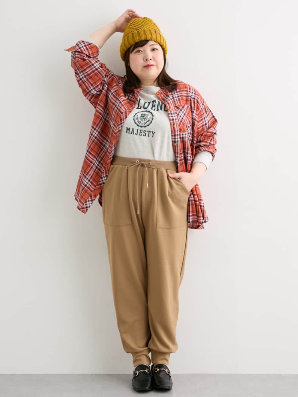 「大きいサイズレディースファッション、モデル、ぽっちゃり、春コーデ、150cm台コーデ」｜「nissenの大きいサイズ ロゴプリント長袖Tシャツ（Tシャツ/カットソー、ベージュ系）」を使った、nissen Smile Modelsさん（レディース・158cm）の冬コーディネートの1枚目の写真