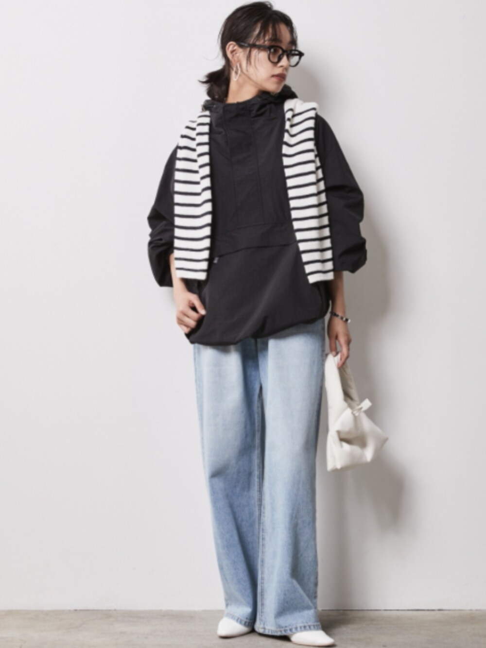 「大きいサイズレディースファッション、モデル、レギュラー、CHIC STYLE、春コーデ」｜「nissenの大きいサイズ ラメボーダーショートニット シックスタイル（ニット/セーター、ホワイト系）」を使った、nissen Smile Modelsさん（レディース・163cm）の冬コーディネートの1枚目の写真