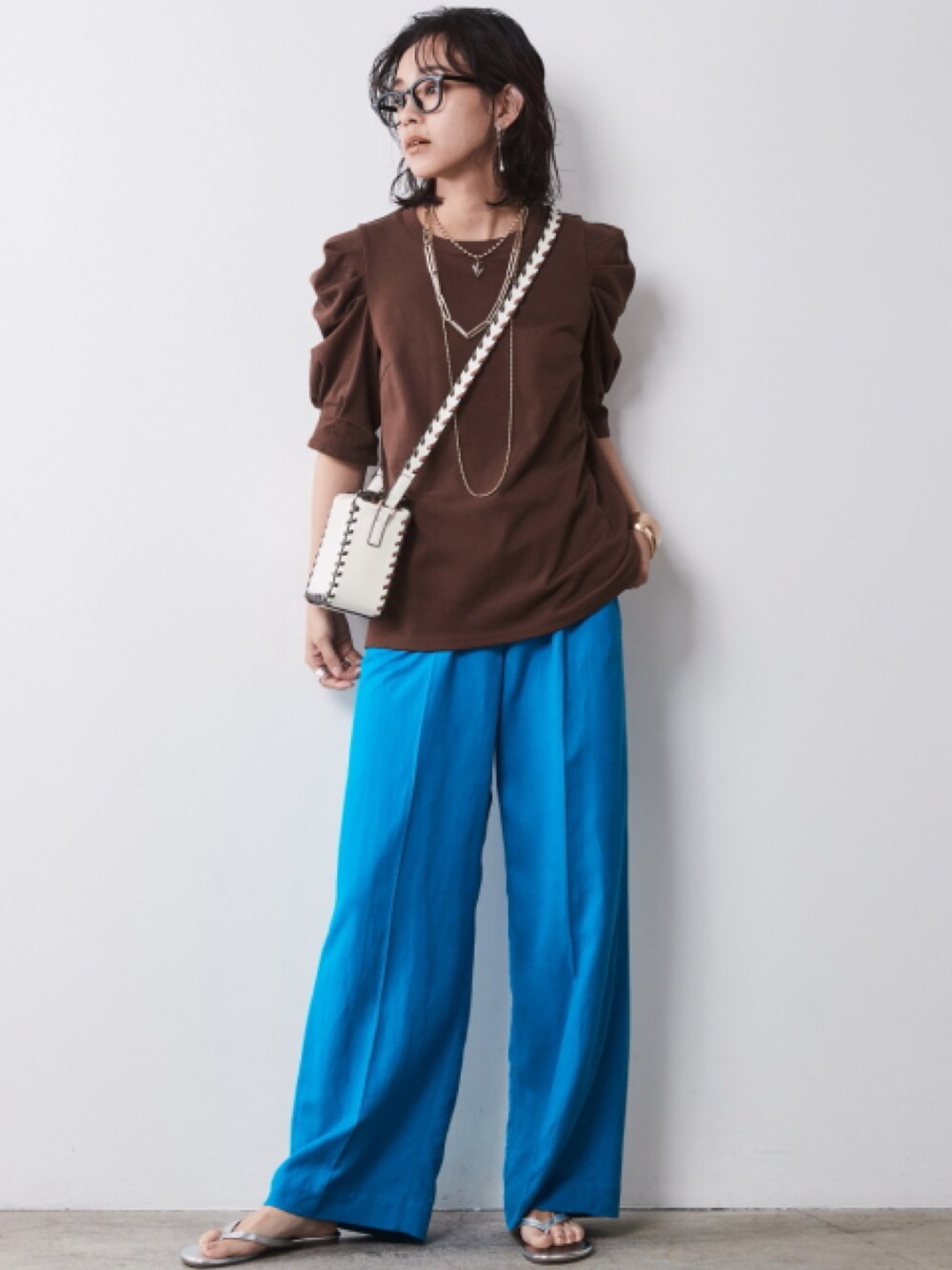 「モデル、blue、キレイめ、BROWN、きれいめカジュアル、夏コーデ、レギュラー、大きいサイズレディースファッション、CHIC STYLE、Sleeve Conscious」｜「CHIC STYLEの大きいサイズ レーヨン麻リラックスワイドパンツ シックスタイル（その他パンツ、ブルー系）」を使った、nissen Smile Modelsさん（レディース・163cm）の春コーディネートの1枚目の写真
