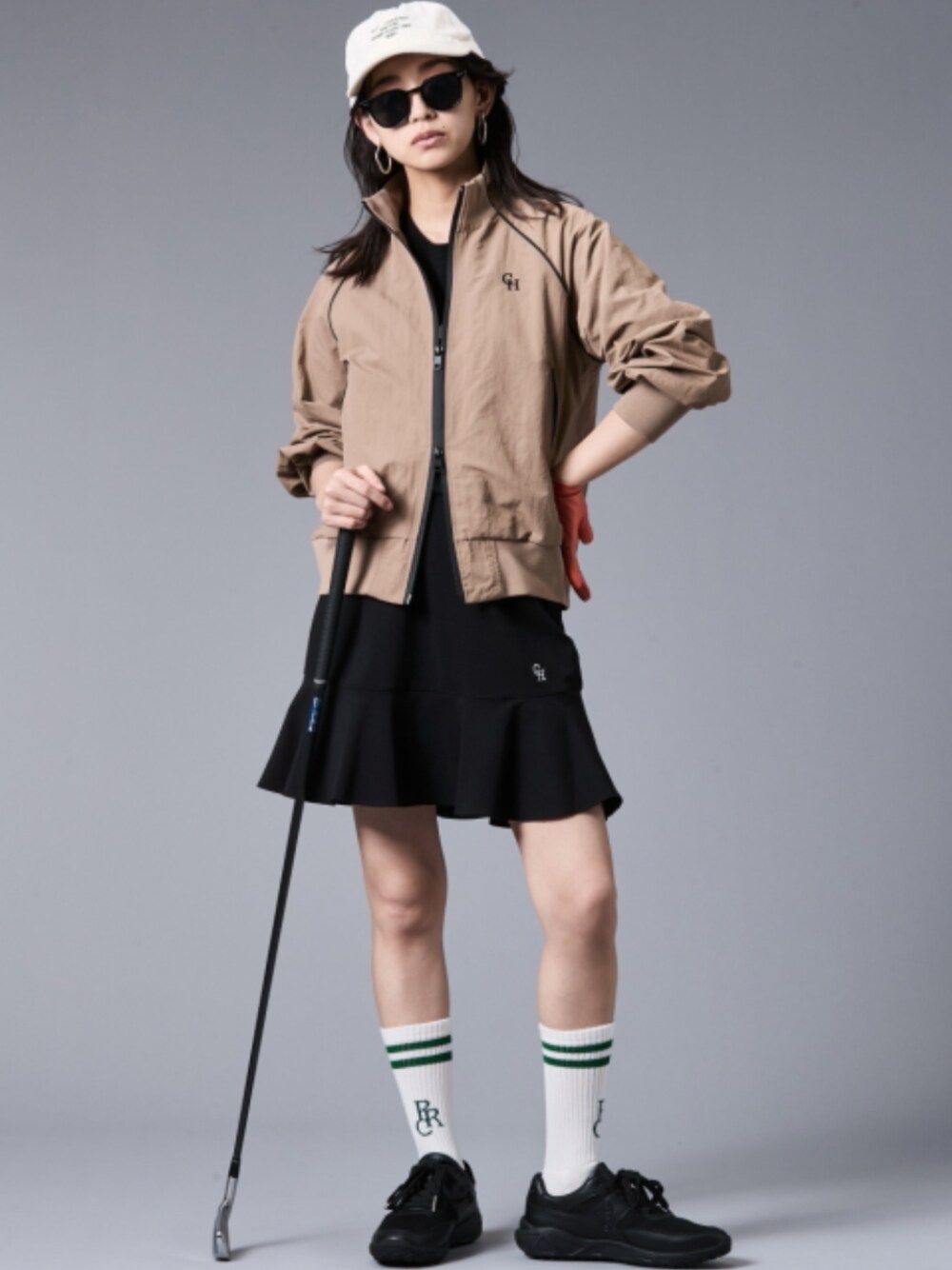「大きいサイズレディースファッション、モデル、レギュラー、春コーデ、夏コーデ、CHIC STYLE、ゴルフ、GOLF」｜「CHIC STYLEの配色ラインラグランスリーブブルゾン＜大きいサイズ有＞シックスタイルゴルフ（ブルゾン、ブラウン系）」を使った、nissen Smile Modelsさん（レディース・163cm）の春コーディネートの1枚目の写真