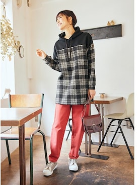 「アイテム（デニムパンツ、レッド系）」を使った、nissen Smile Modelsさん（レディース・169cm）の秋コーディネート