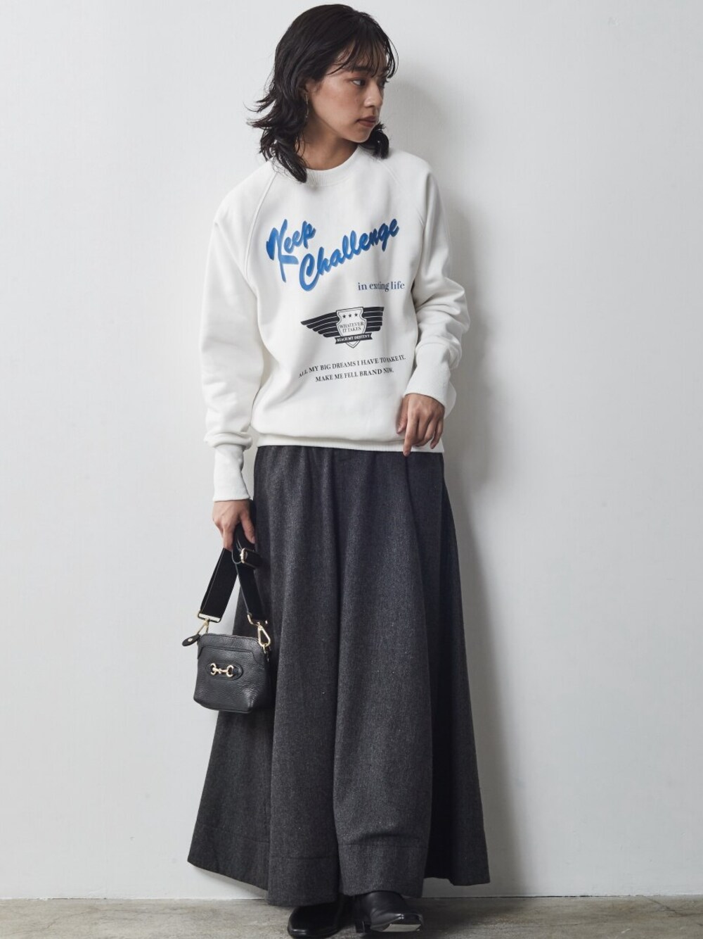 「大きいサイズレディースファッション、モデル、レギュラー、CHIC STYLE」｜「CHIC STYLEの大きいサイズ ロゴプリント裏起毛トレーナー シックスタイル（スウェット、ホワイト系）」を使った、nissen Smile Modelsさん（レディース・163cm）の秋コーディネートの1枚目の写真