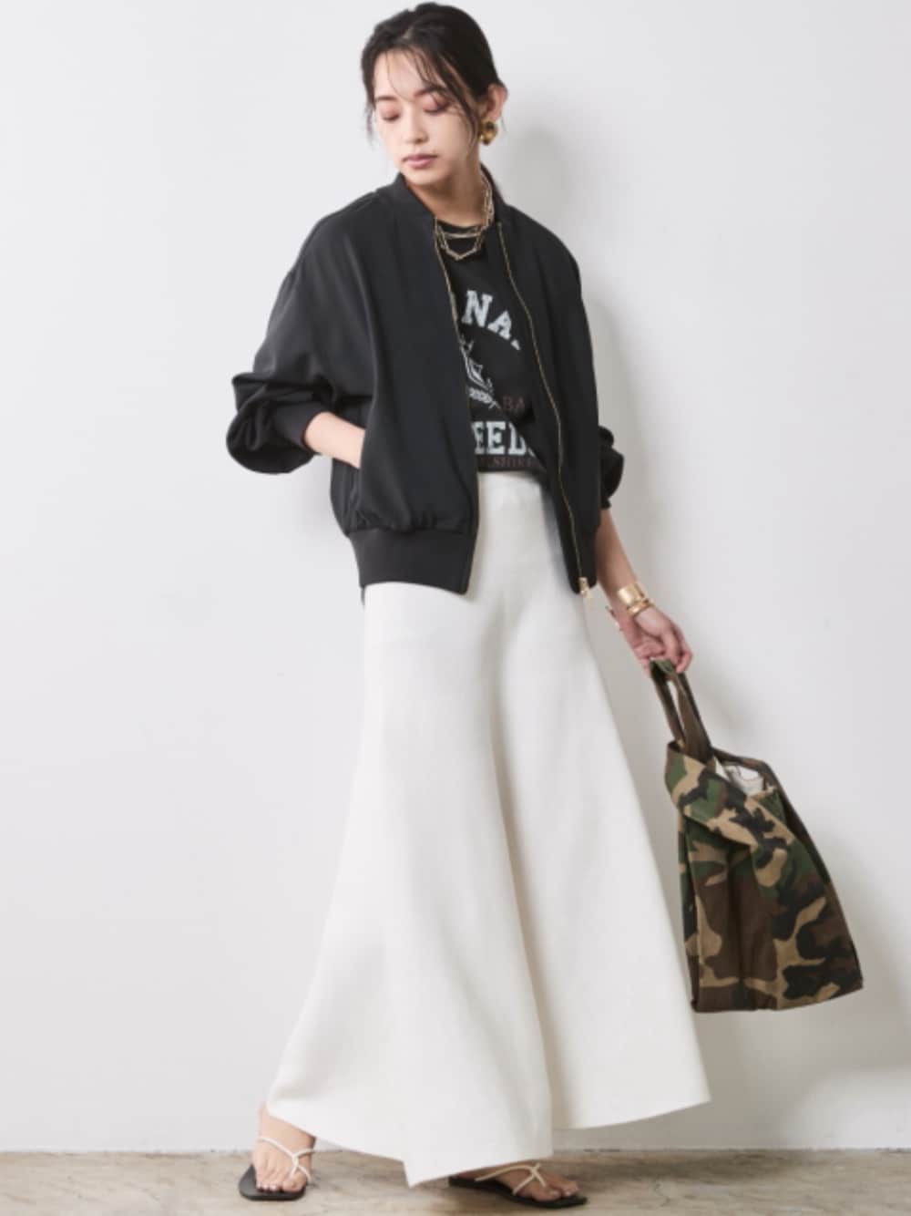 「大きいサイズレディースファッション、モデル、レギュラー、春コーデ、夏コーデ、きれいめカジュアル、CHIC STYLE、Skirt、T-shirt」｜「CHIC STYLEのフレアロングニットスカート シックスタイル（大きいサイズ対応）（スカート、ホワイト系）」を使った、nissen Smile Modelsさん（レディース・163cm）の春コーディネートの1枚目の写真