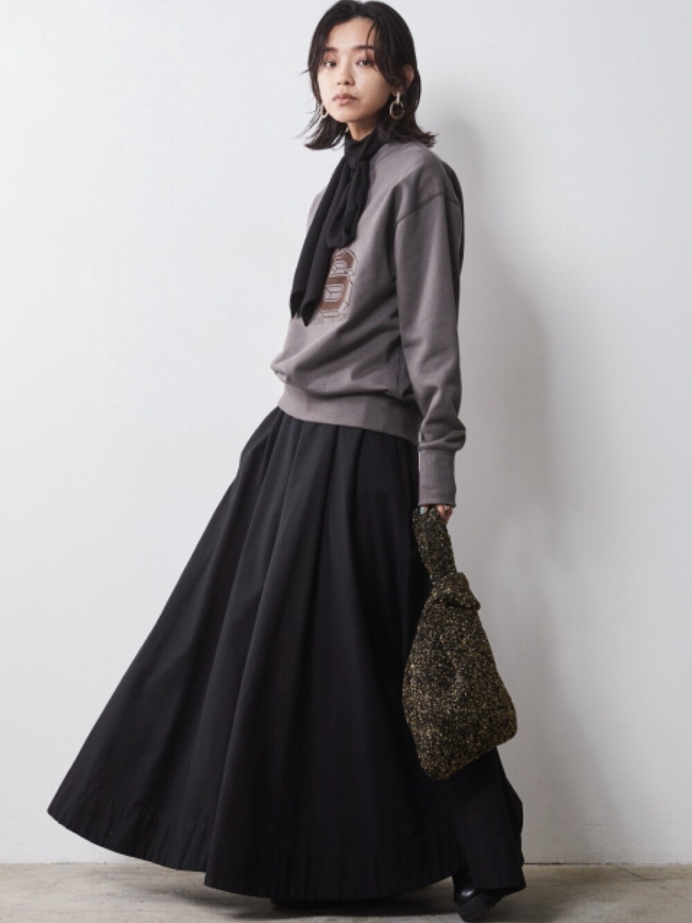 「大きいサイズレディースファッション、モデル、レギュラー、秋コーデ、CHIC STYLE、きれいめカジュアル、Gray×Black、Layered、Blouse、Monotone、Black、Maxi Skirt」｜「CHIC STYLEの大きいサイズ 綿100％バックサテンタックフレアマキシスカート シックスタイル（スカート、ブラック系）」を使った、nissen Smile Modelsさん（レディース・163cm）の夏コーディネートの1枚目の写真