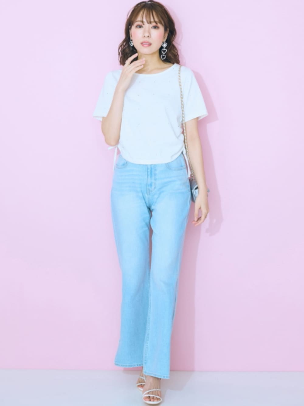 「大きいサイズレディースファッション、モデル、レギュラー、marun、夏コーデ、かわいい」｜「nissenの大きいサイズ 裾スリットデニムパンツ marun（デニムパンツ、ブルー系）」を使った、nissen Smile Modelsさん（レディース・162cm）の春コーディネートの1枚目の写真