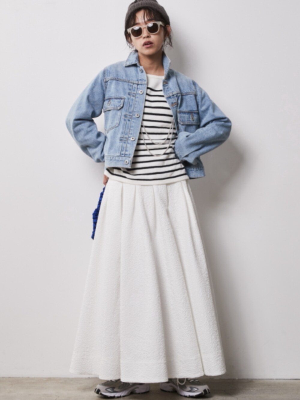 「大きいサイズレディースファッション、モデル、レギュラー、CHIC STYLE、春コーデ」｜「nissenの大きいサイズ ラメボーダーショートニット シックスタイル（ニット/セーター、ホワイト系）」を使った、nissen Smile Modelsさん（レディース・163cm）の冬コーディネートの1枚目の写真