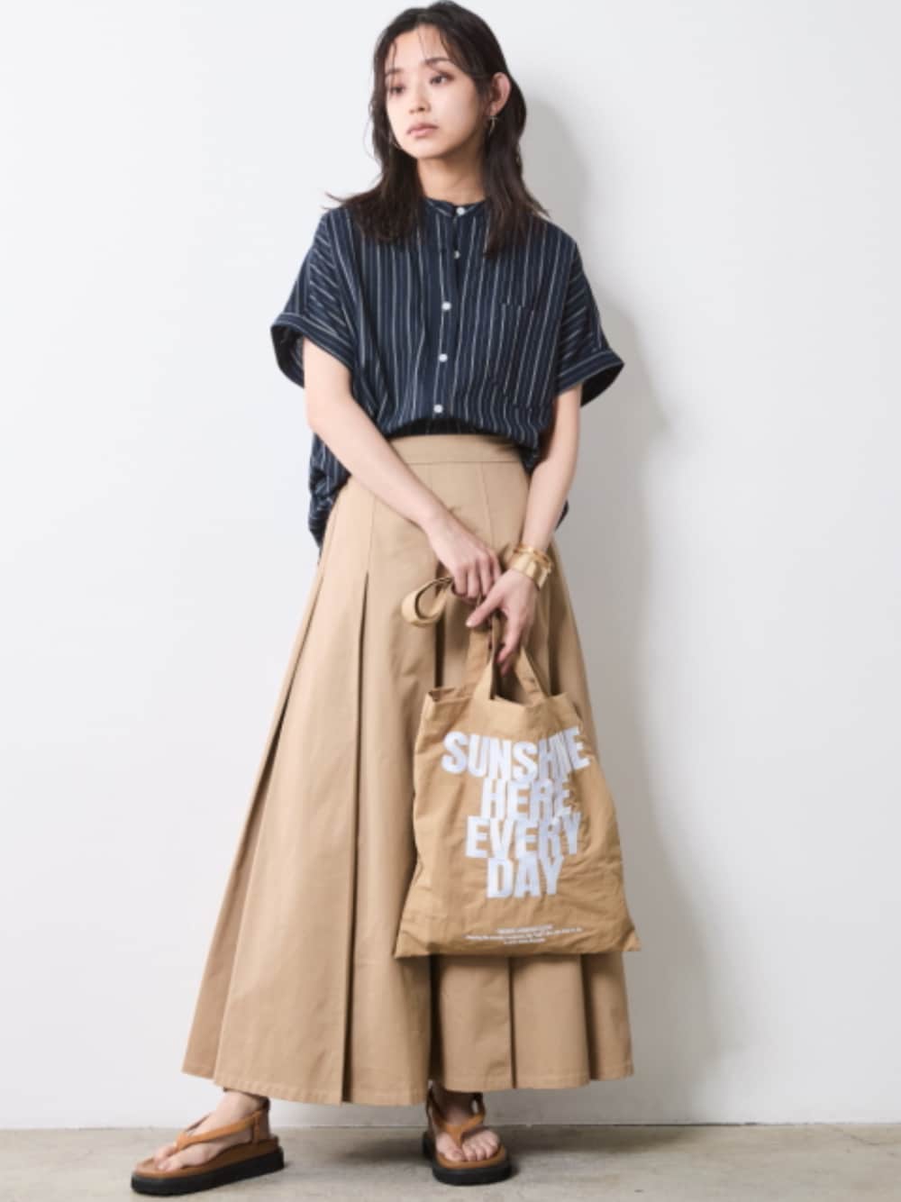 「モデル、skirt、きれいめカジュアル、stripe、夏コーデ、Shirt、beige、レギュラー、大きいサイズレディースファッション、CHIC STYLE」｜「CHIC STYLEのタックロングスカート＜大きいサイズ有＞シックスタイル（スカート、ブラウン系）」を使った、nissen Smile Modelsさん（レディース・163cm）の夏コーディネートの1枚目の写真