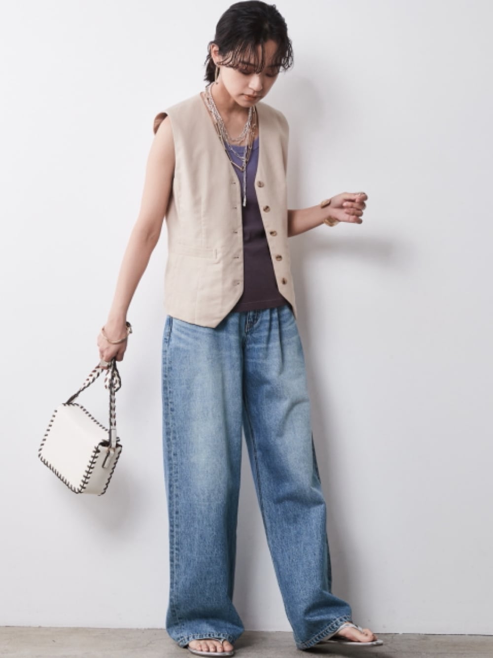 「denim、モデル、キレイめ、きれいめカジュアル、夏コーデ、gradation、レギュラー、大きいサイズレディースファッション、CHIC STYLE、Linen Mix」｜「CHIC STYLEの大きいサイズ 綿100％タックバギーデニムパンツ シックスタイル（デニムパンツ、ブルー系）」を使った、nissen Smile Modelsさん（レディース・163cm）の春コーディネートの1枚目の写真