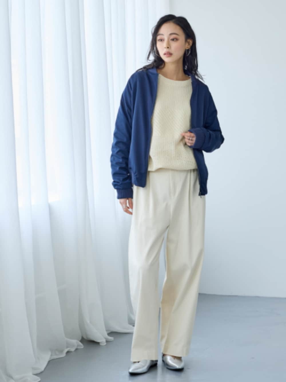 「レディースファッション、モデル、レギュラー、春コーデ、カジュアル、366BASIC」｜「nissenの大きいサイズ　かるfuwaメッシュニットゆるプルオーバー（Tシャツ/カットソー、ベージュ系）」を使った、nissen Smile Modelsさん（レディース・165cm）の冬コーディネートの1枚目の写真