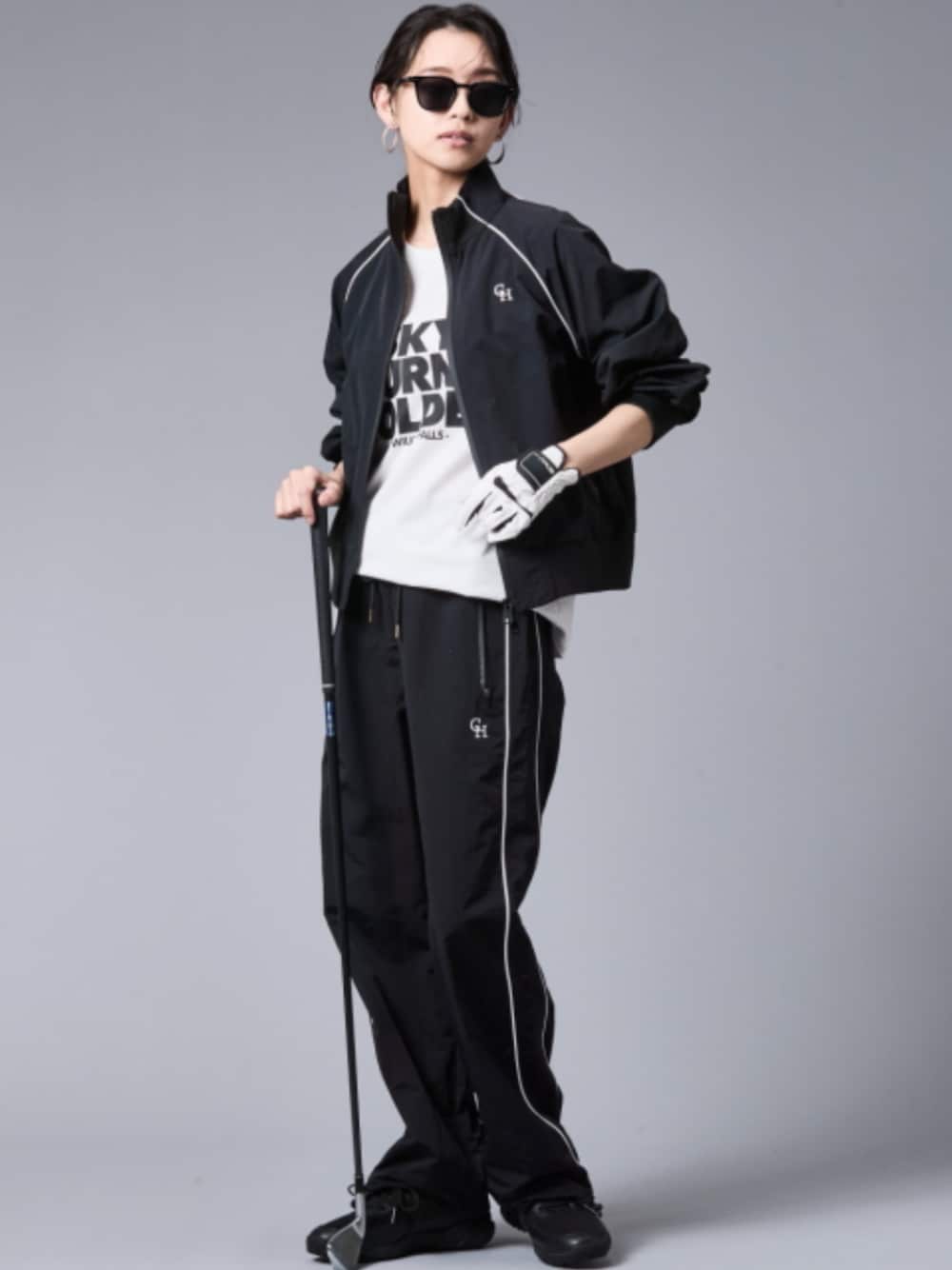 「大きいサイズレディースファッション、モデル、レギュラー、夏コーデ、きれいめカジュアル、CHIC STYLE、GOLF」｜「CHIC STYLEの配色ラインラグランスリーブブルゾン＜大きいサイズ有＞シックスタイルゴルフ（ブルゾン、ブラック系）」を使った、nissen Smile Modelsさん（レディース・163cm）の春コーディネートの1枚目の写真