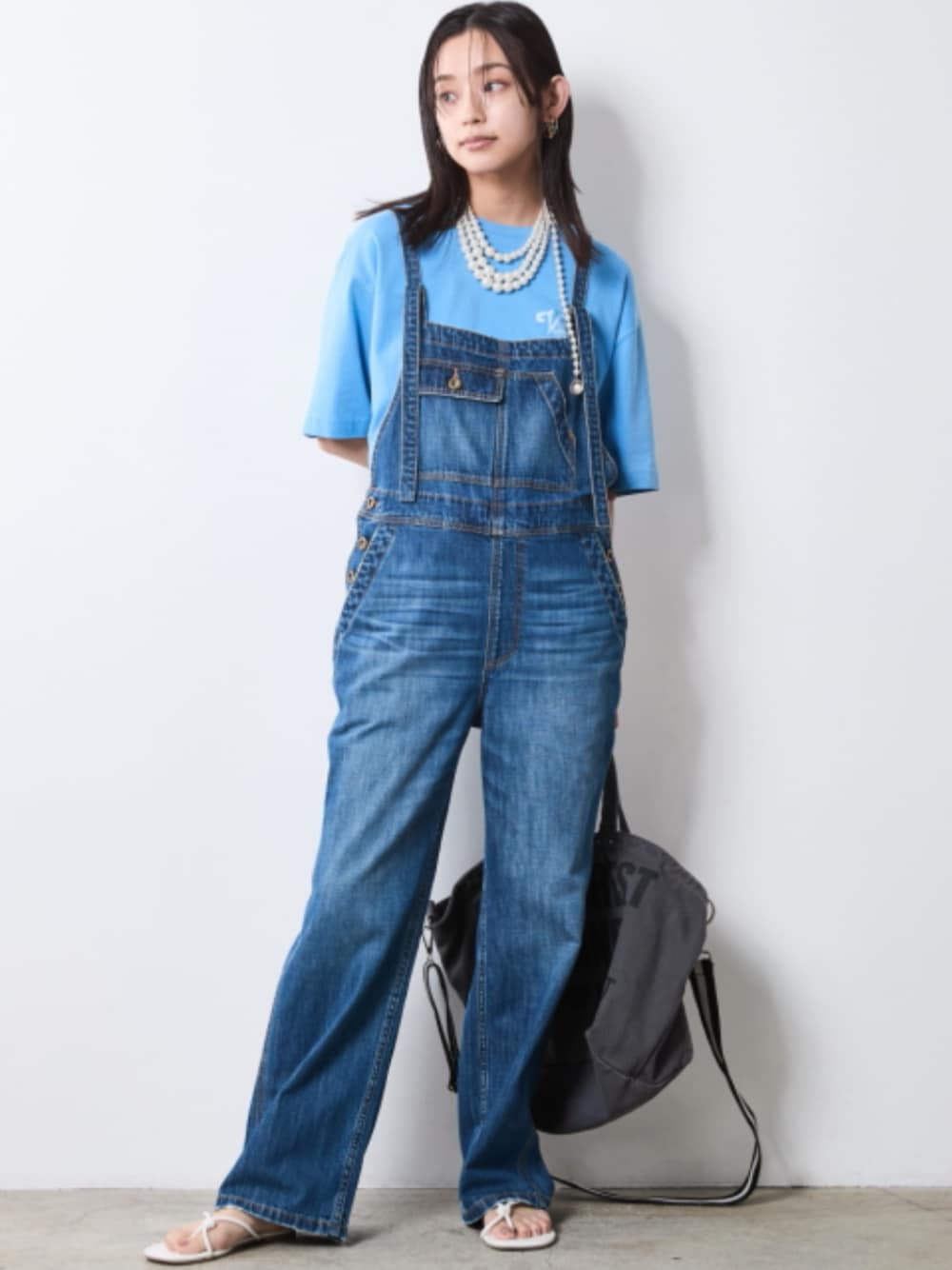 「denim、モデル、T-SHIRT、blue、きれいめカジュアル、夏コーデ、レギュラー、大きいサイズレディースファッション、CHIC STYLE、T-shirt」｜「CHIC STYLEの後チャーム付3連パール調ネックレス（長め設計）　シックスタイル（ネックレス、ホワイト系）」を使った、nissen Smile Modelsさん（レディース・163cm）の夏コーディネートの1枚目の写真