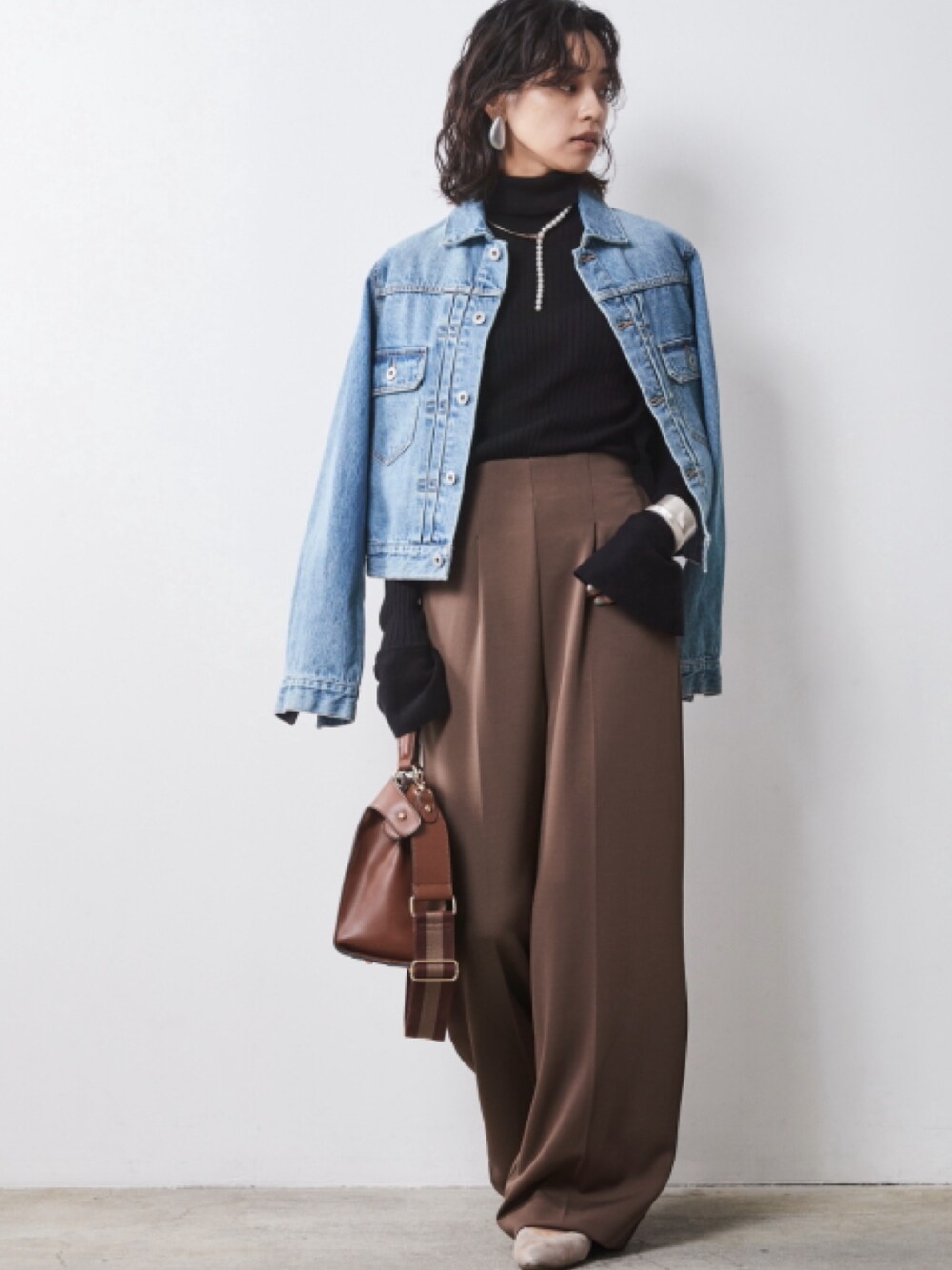 「大きいサイズレディースファッション、モデル、レギュラー、秋コーデ、CHIC STYLE、きれいめカジュアル、Brown、Brown×Black、Knit、High neck」｜「nissenの大きいサイズ 綿100％ヴィンテージ風デニムジャケット シックスタイル（ジャケット/アウター、ブルー系）」を使った、nissen Smile Modelsさん（レディース・163cm）の夏コーディネートの1枚目の写真