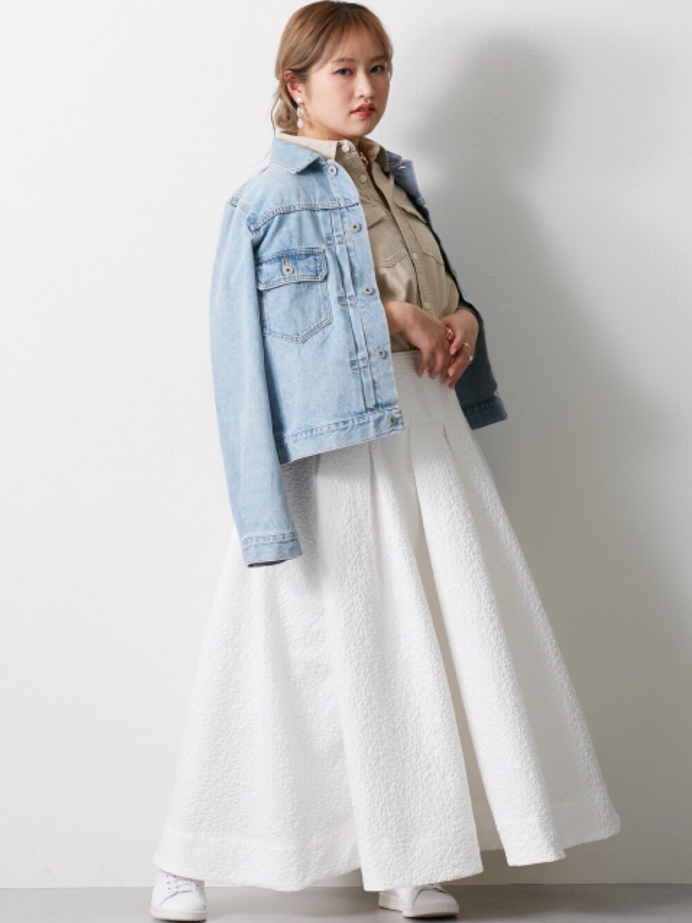「大きいサイズレディースファッション、モデル、ぽっちゃり、CHIC STYLE、春コーデ、160cm台コーデ」｜「nissenの大きいサイズ ボンディングハイウエストマキシスカート シックスタイル（スカート、ホワイト系）」を使った、nissen Smile Modelsさん（レディース・160cm）の冬コーディネートの1枚目の写真
