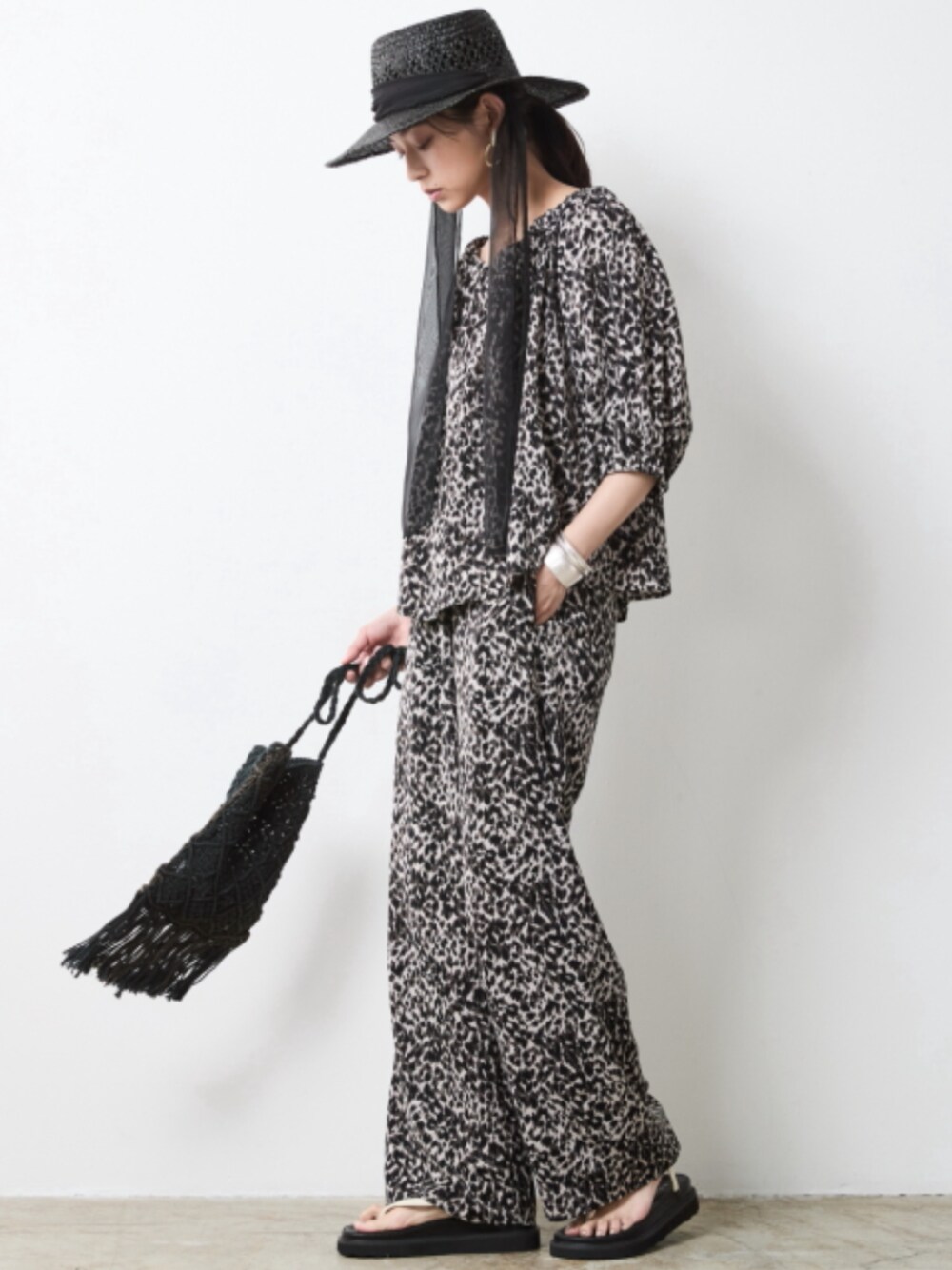 グレー系のその他パンツ、グレー系のシャツ/ブラウスを着用したレディースの春コーディネートの1枚目の写真