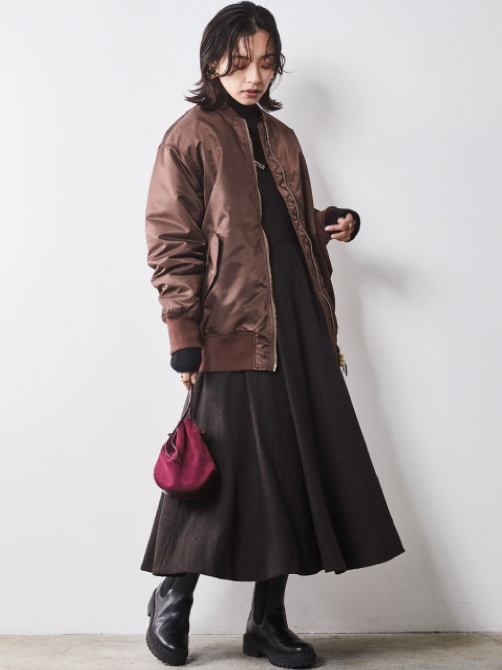 「大きいサイズレディースファッション、モデル、レギュラー、CHIC STYLE、秋コーデ、きれいめカジュアル、Brown」｜「CHIC STYLEの MA1ロングブルゾン シックスタイル（大きいサイズ対応）（MA-1、ブラウン系）」を使った、nissen Smile Modelsさん（レディース・163cm）の秋コーディネートの1枚目の写真