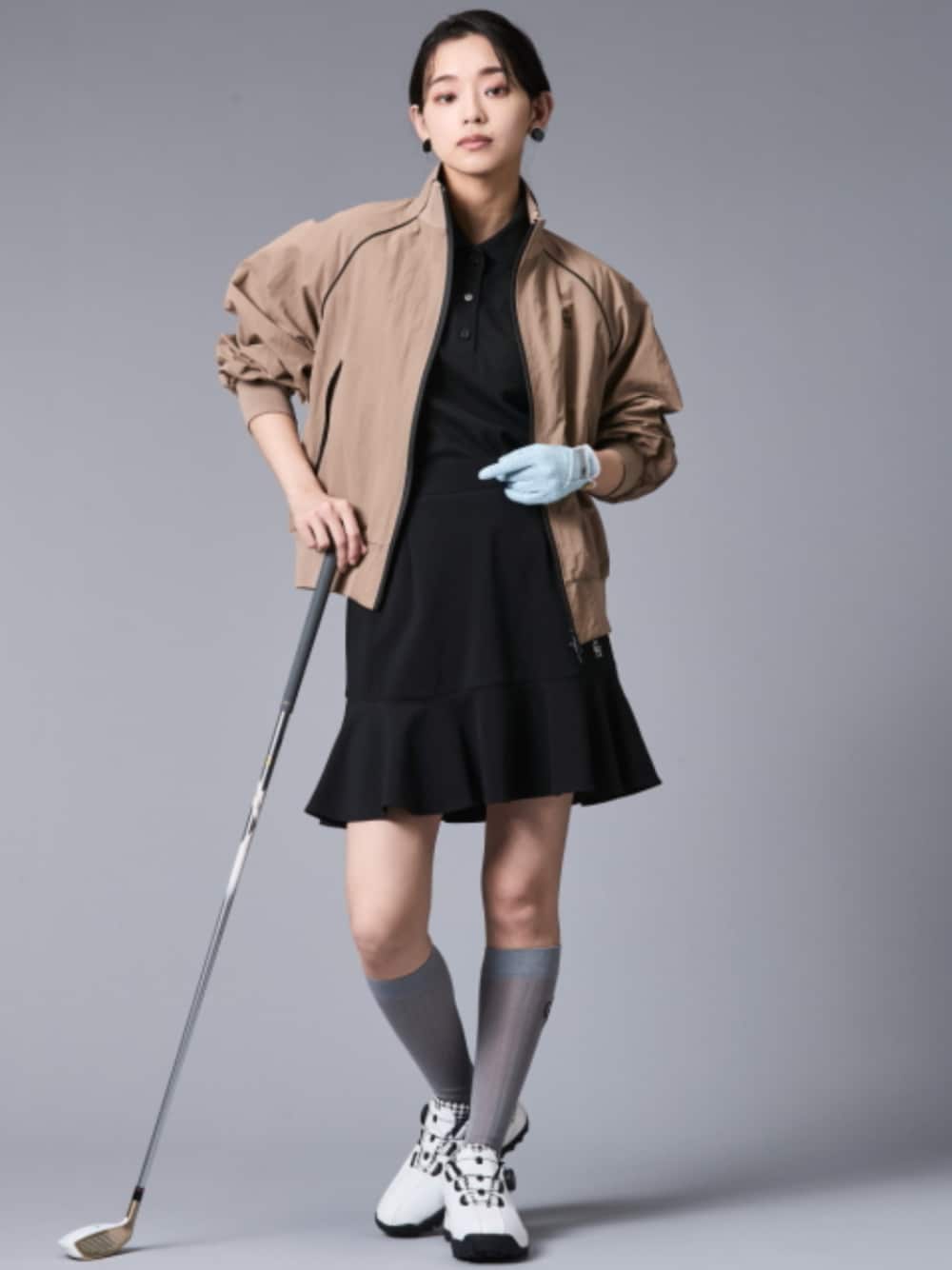 「大きいサイズレディースファッション、モデル、レギュラー、春コーデ、夏コーデ、CHIC STYLE、ゴルフ、GOLF」｜「CHIC STYLEの配色ラインラグランスリーブブルゾン＜大きいサイズ有＞シックスタイルゴルフ（ブルゾン、ブラウン系）」を使った、nissen Smile Modelsさん（レディース・163cm）の春コーディネートの1枚目の写真